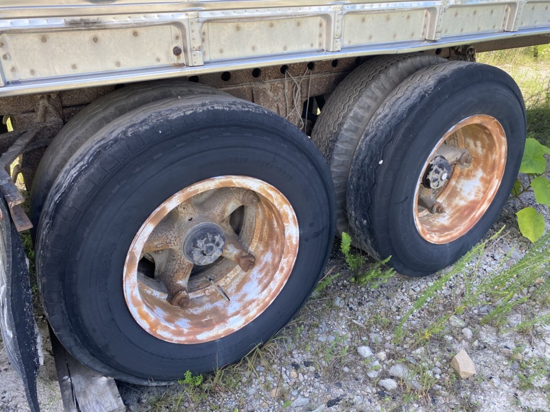 1970 FRUEHAUF 40' STORAGE SEMI-TRAILER, S/N: FWK528575, 1 FLAT TIRE, 11R24.5 TIRES, UNABLE TO OPEN - Image 7 of 10