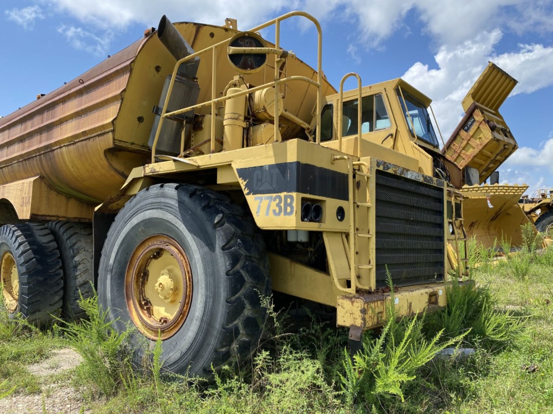 CATERPILLAR 773B OFF-ROAD WATER TRUCK, S/N: 63W00366, CAT 12-CYLINDER DIESEL ENGINE, 24.00-35 TIRES, - Image 2 of 10