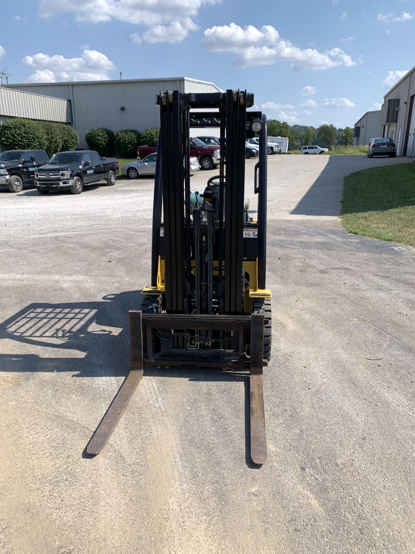 2013 YALE 5,000-LB FORKLIFT, MODEL: GLP050VX, NEW PNEUMATIC TIRES, 4,326 HRS, RUNS BUT ENGINE SMOKES - Image 2 of 8