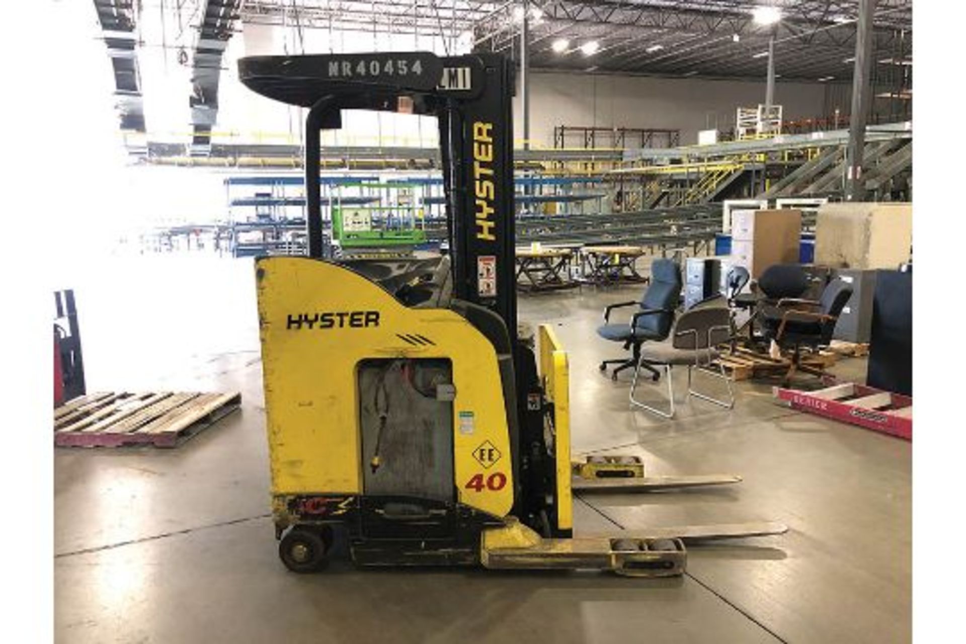 2010 HYSTER 4000 LB REACH TRUCK MODEL N402R-16.5, S/N D4 70-02454H, THREE STAGE MAST, 191'' LIFT - Image 3 of 4