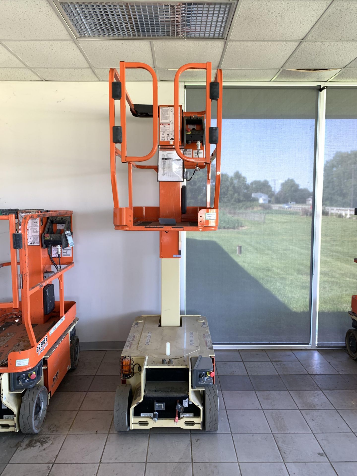 2015 JLG 12' ELECTRIC SCISSOR LIFT, MODEL: 1230ES, S/N: 0200240893, 500-LB. CAPACITY, 12' PLATFORM X - Image 3 of 7