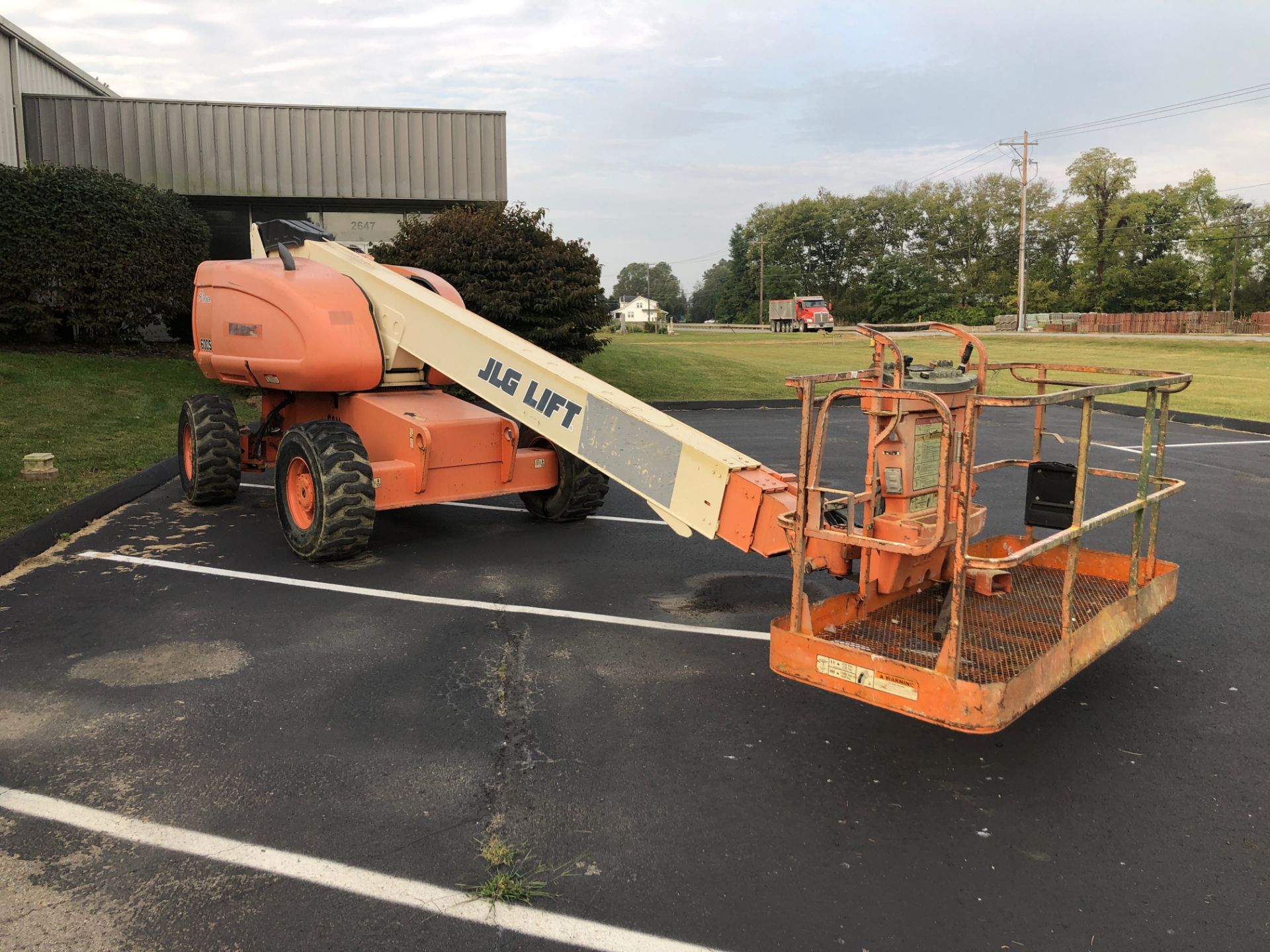 *LATE ADDITION* 2004 JLG BOOM LIFT, MOD: S600S, DUAL/LPG, PNEUMATIC TIRES, 7,227 HRS, OPERATIONAL