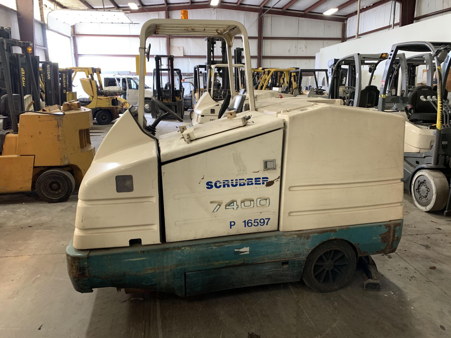 TENNANT FLOOR SWEEPER/SCRUBBER, MODEL: 7400, S/N: 7400-7937, LPG, 650 HOURS - Image 3 of 5