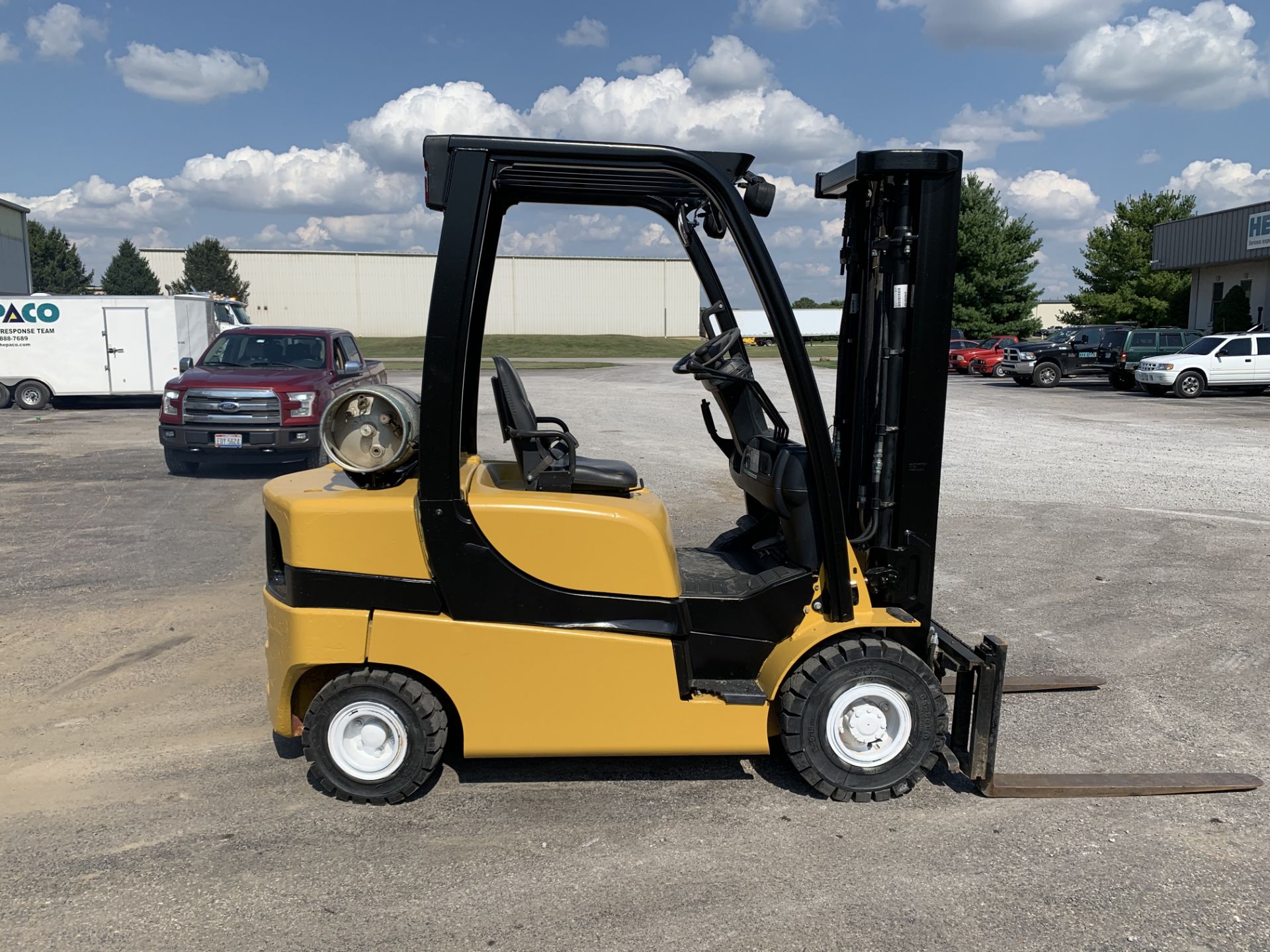 2013 YALE 5,000-LB FORKLIFT, MODEL: GLP050VX, NEW PNEUMATIC TIRES, 4,326 HRS, RUNS BUT ENGINE SMOKES - Image 6 of 8