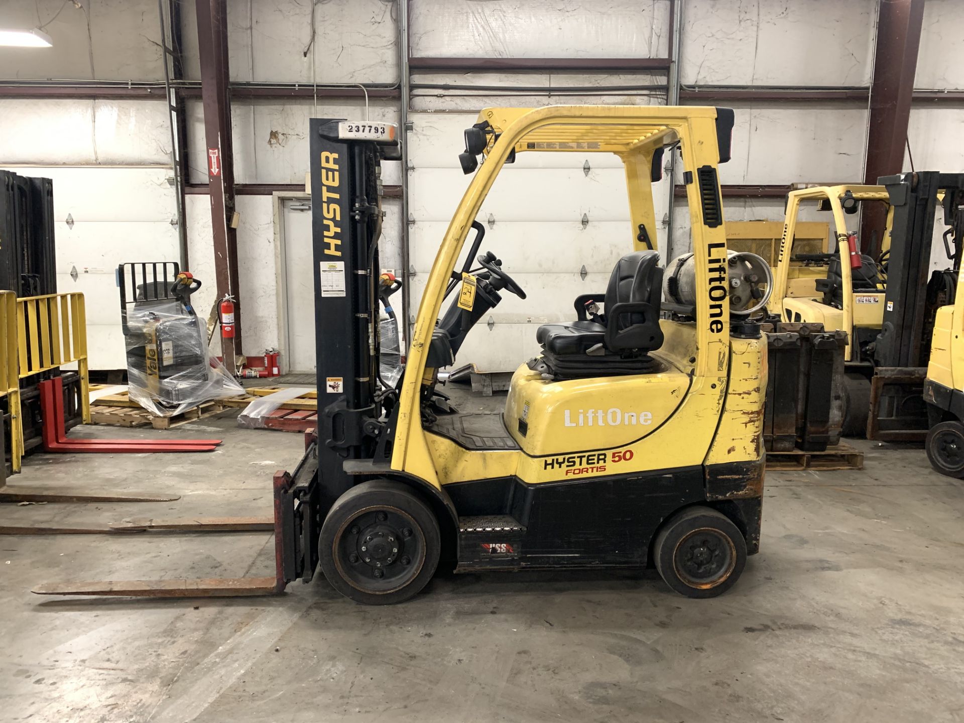 2013 HYSTER 5,000-LB., MODEL: S50FT, S/N: F187V24317L, LPG, LEVER SHIFT TRANSMISSION, SOLID TIRES,