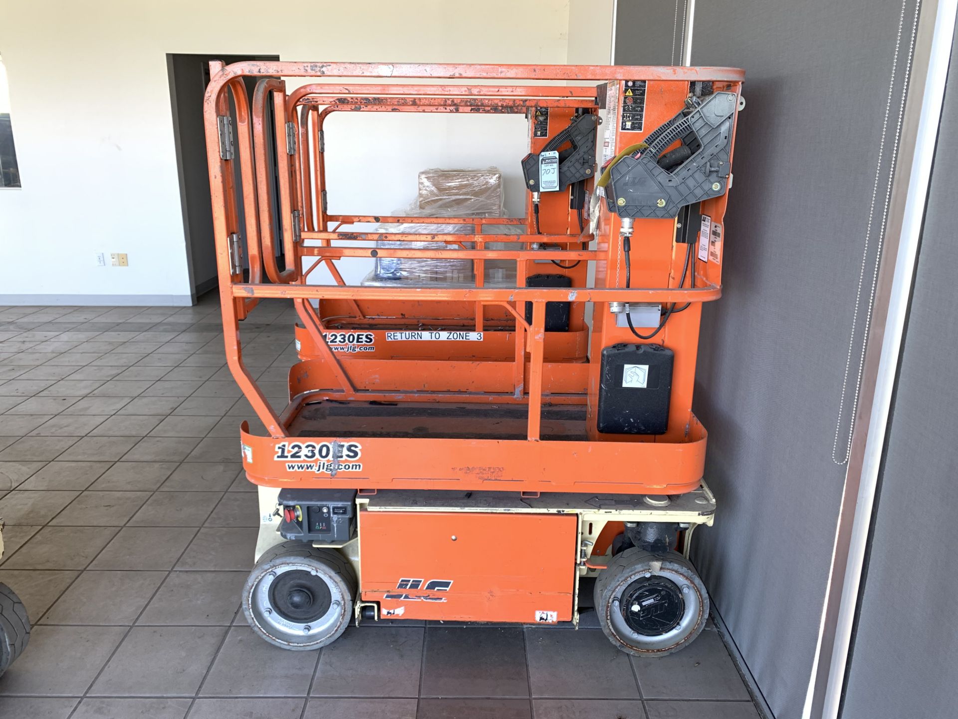 2015 JLG 12' ELECTRIC SCISSOR LIFT, MODEL: 1230ES, S/N: 0200240893, 500-LB. CAPACITY, 12' PLATFORM X