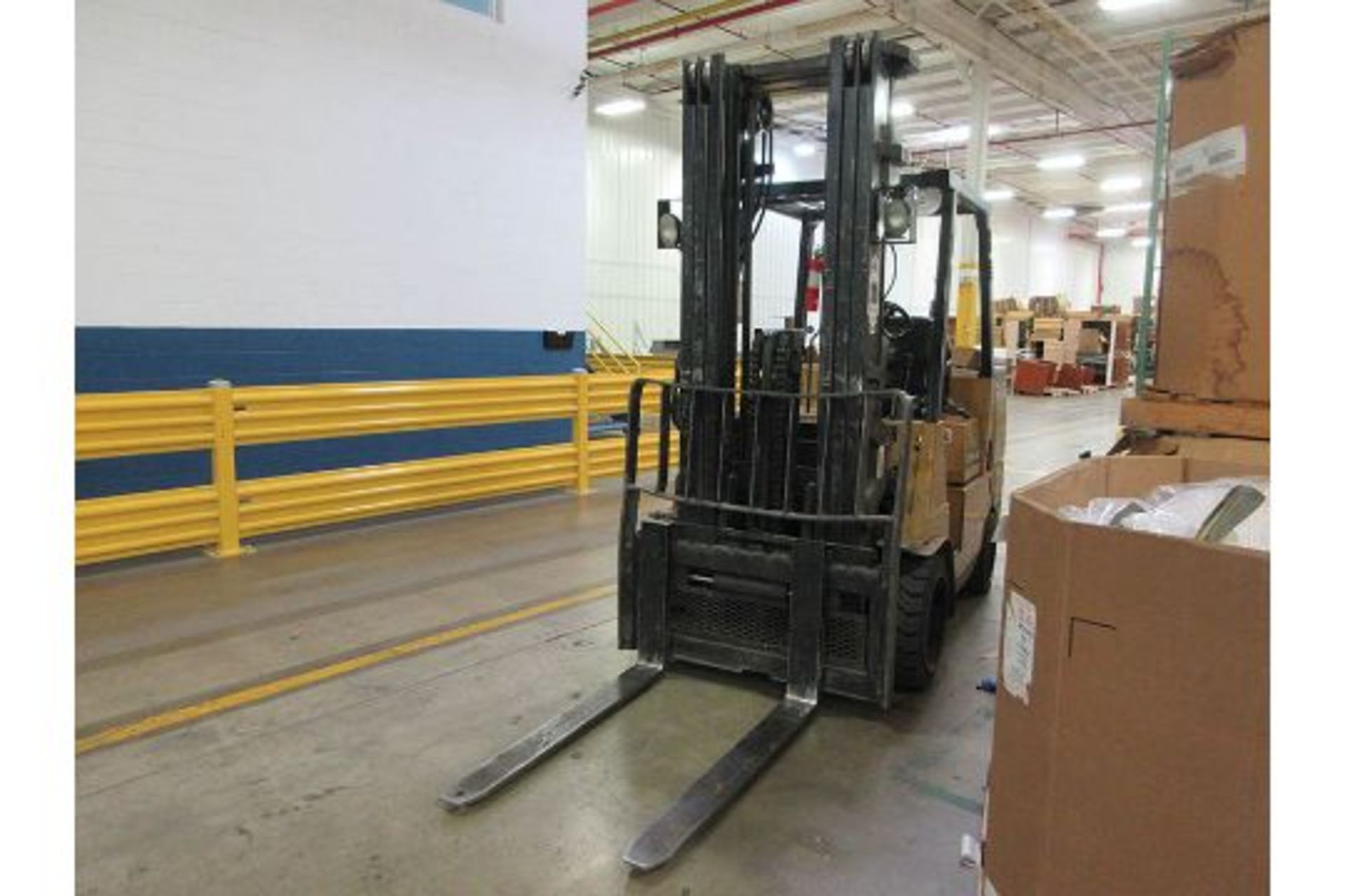 CATERPILLAR 10,000-LB. CAP. LPG FORKLIFT, MODEL: GC45K-SWB, S/N AT8702702, 3-STAGE MAST, 3,335 HOURS - Image 2 of 6