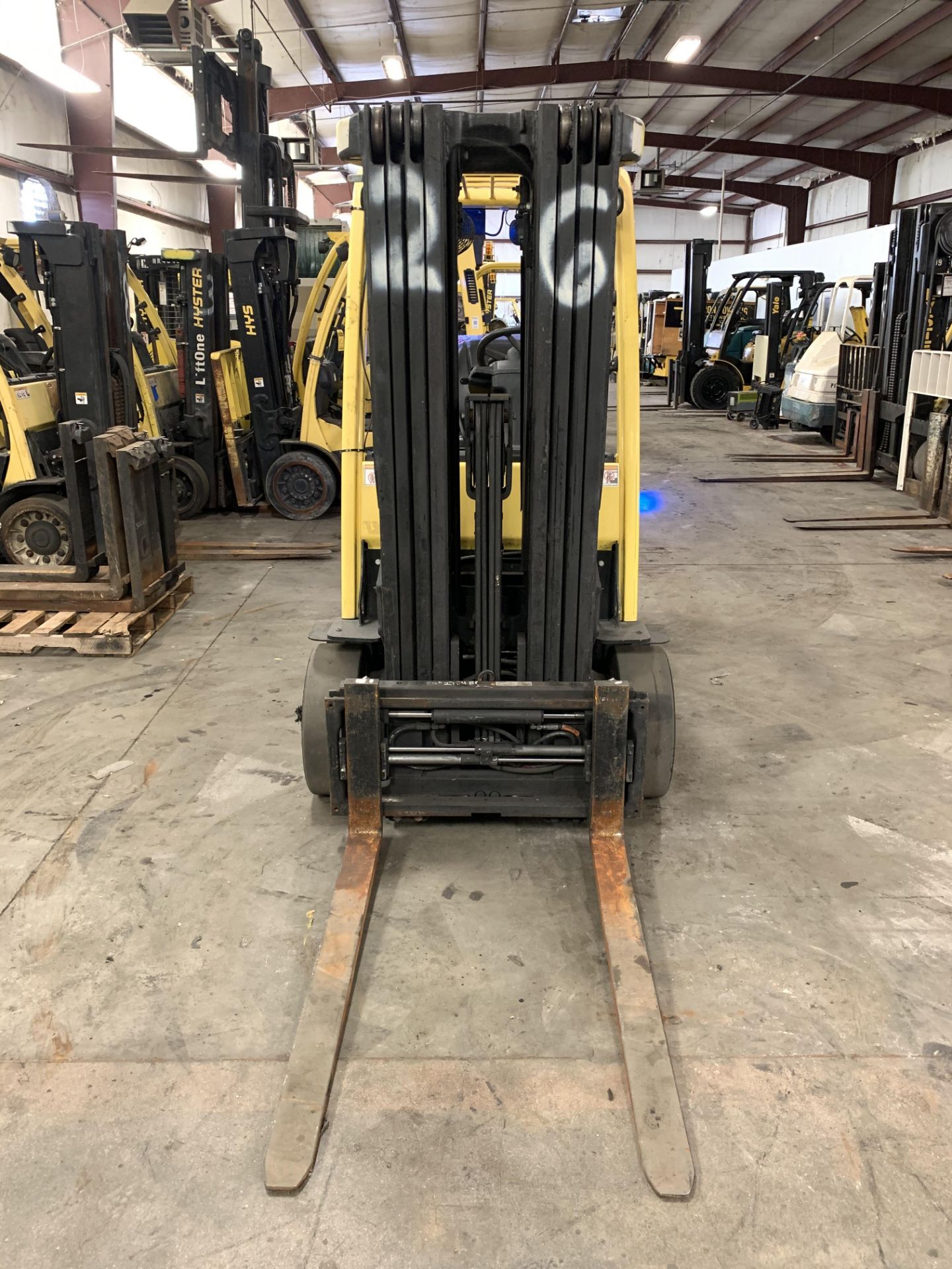 2013 HYSTER 6,000-LB., MODEL: S60FT, S/N: F187V24353L, LPG, LEVER SHIFT TRANSMISSION, SOLID TIRES, - Image 2 of 5