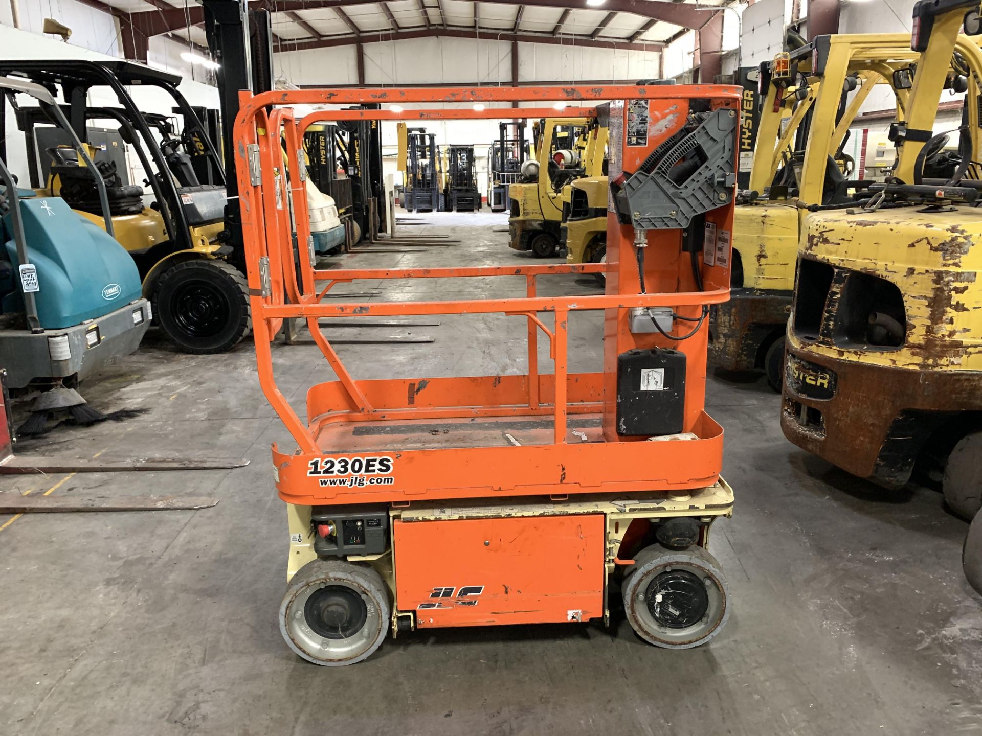 2015 JLG 12' ELECTRIC SCISSOR LIFT, MODEL: 1230ES, 500-LB. CAPACITY, 12' PLATFORM X 30'' W, 241 HRS. - Image 3 of 8