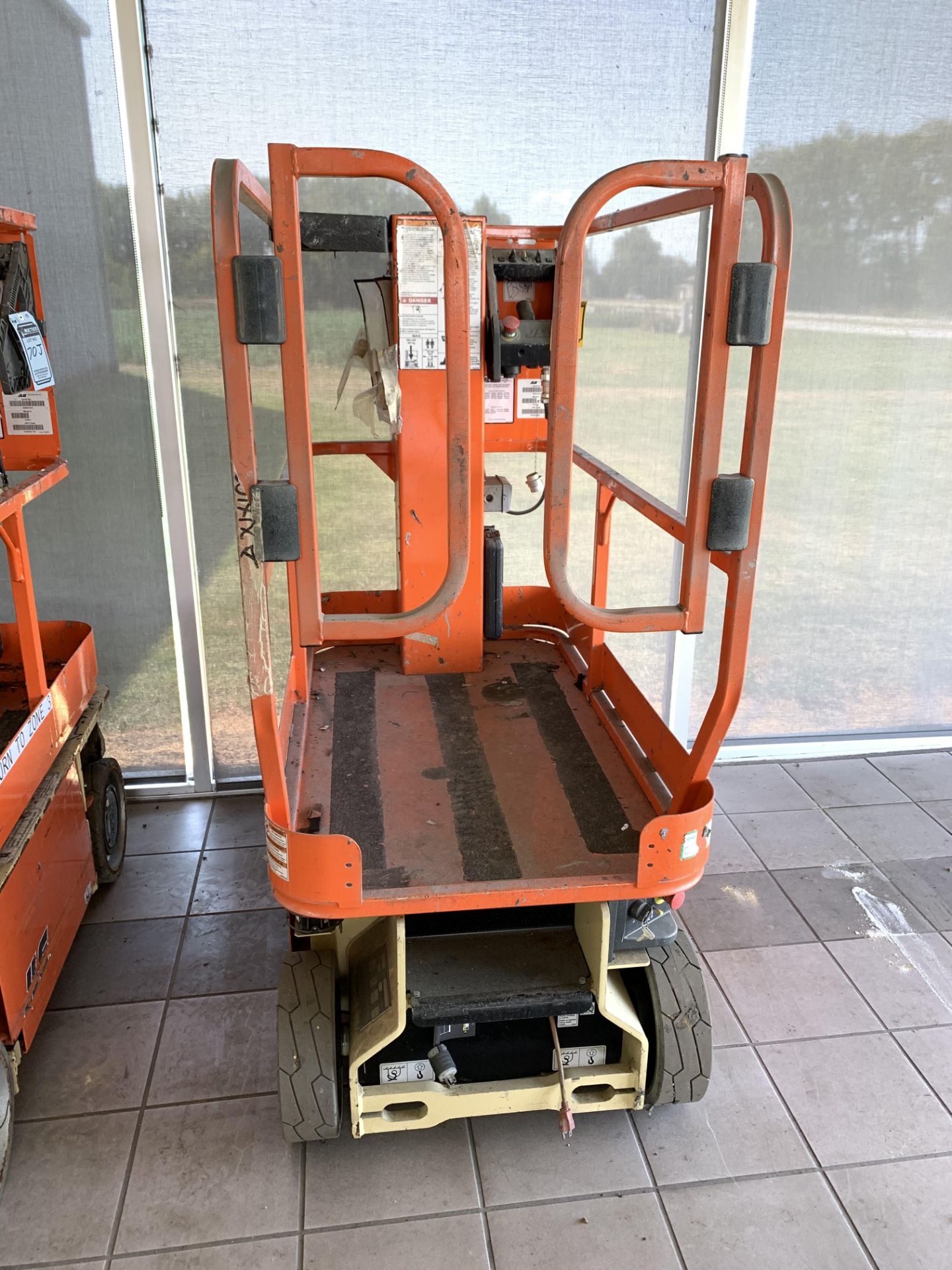 2015 JLG 12' ELECTRIC SCISSOR LIFT, MODEL: 1230ES, S/N: 0200240893, 500-LB. CAPACITY, 12' PLATFORM X - Image 7 of 7