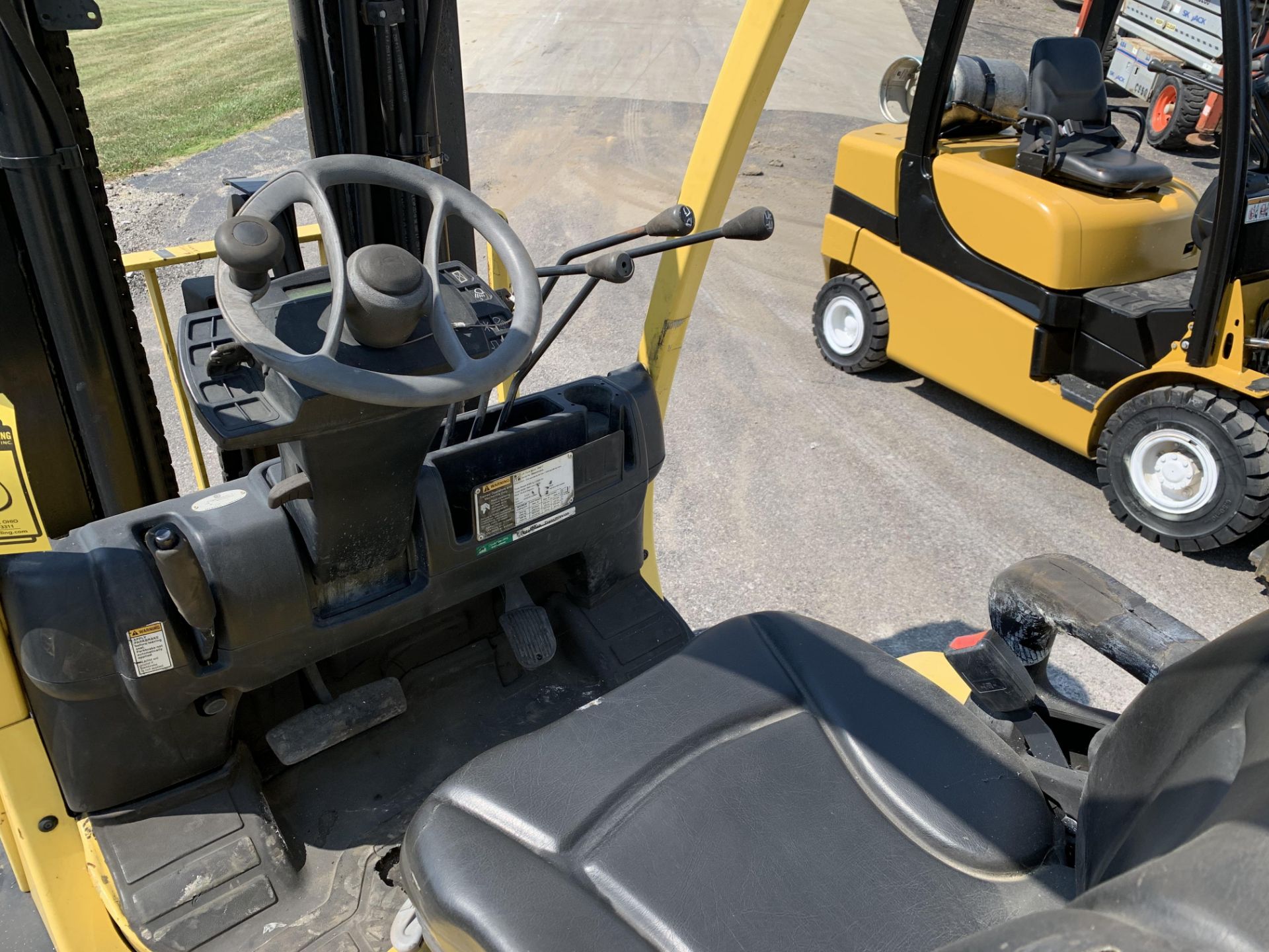 2013 HYSTER 8,000-LB. CAPACITY FORKLIFT, MODEL: S80FT, S/N H004V02243L, LPG, 3-STAGE MAST, 185'' - Image 4 of 6