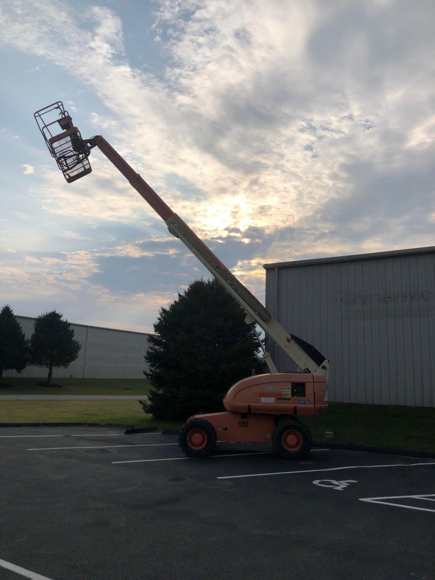 *LATE ADDITION* 2004 JLG BOOM LIFT, MOD: S600S, DUAL/LPG, PNEUMATIC TIRES, 7,227 HRS, OPERATIONAL - Image 3 of 14