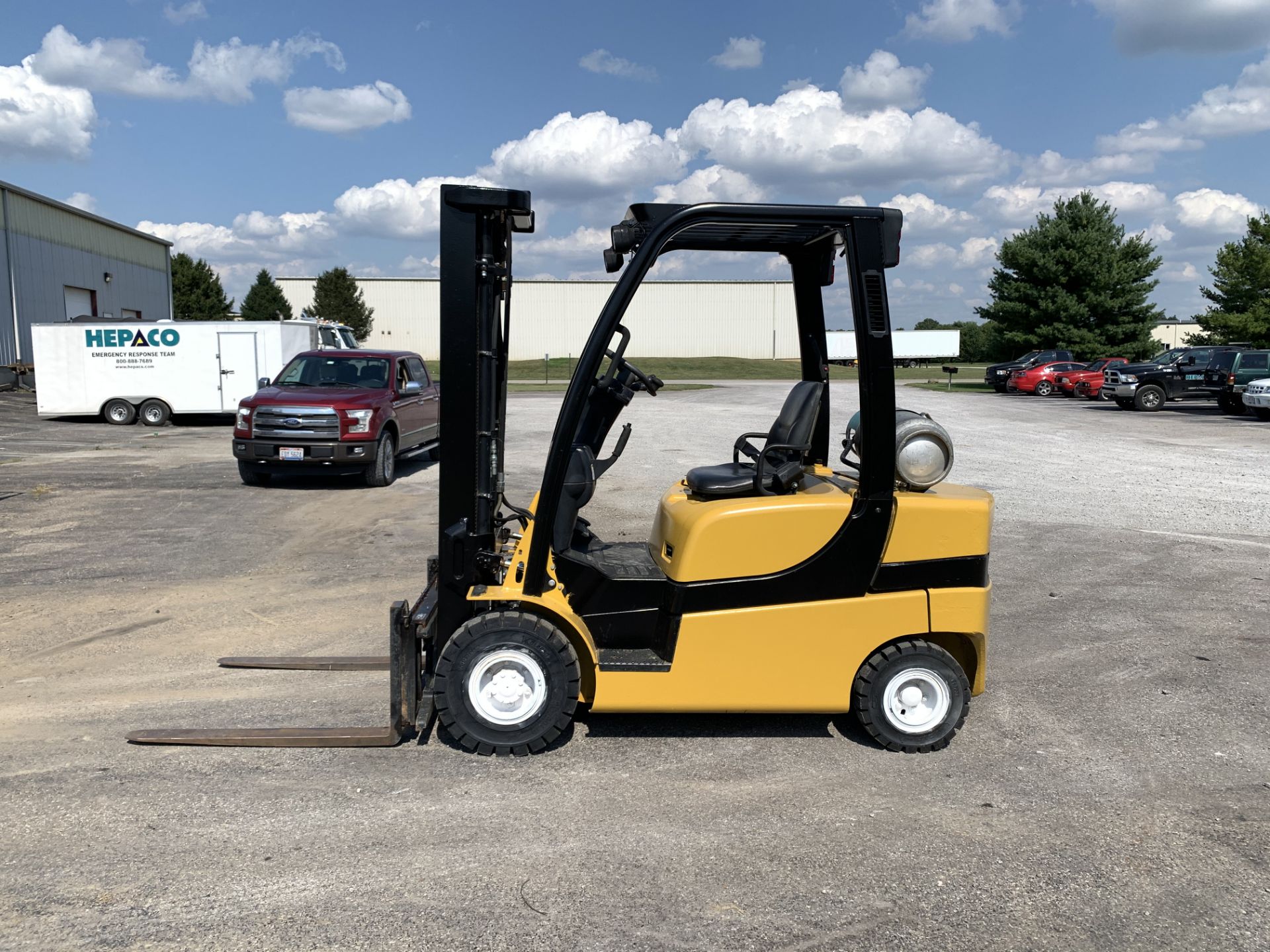 2013 YALE 5,000-LB FORKLIFT, MODEL: GLP050VX, NEW PNEUMATIC TIRES, 4,326 HRS, RUNS BUT ENGINE SMOKES