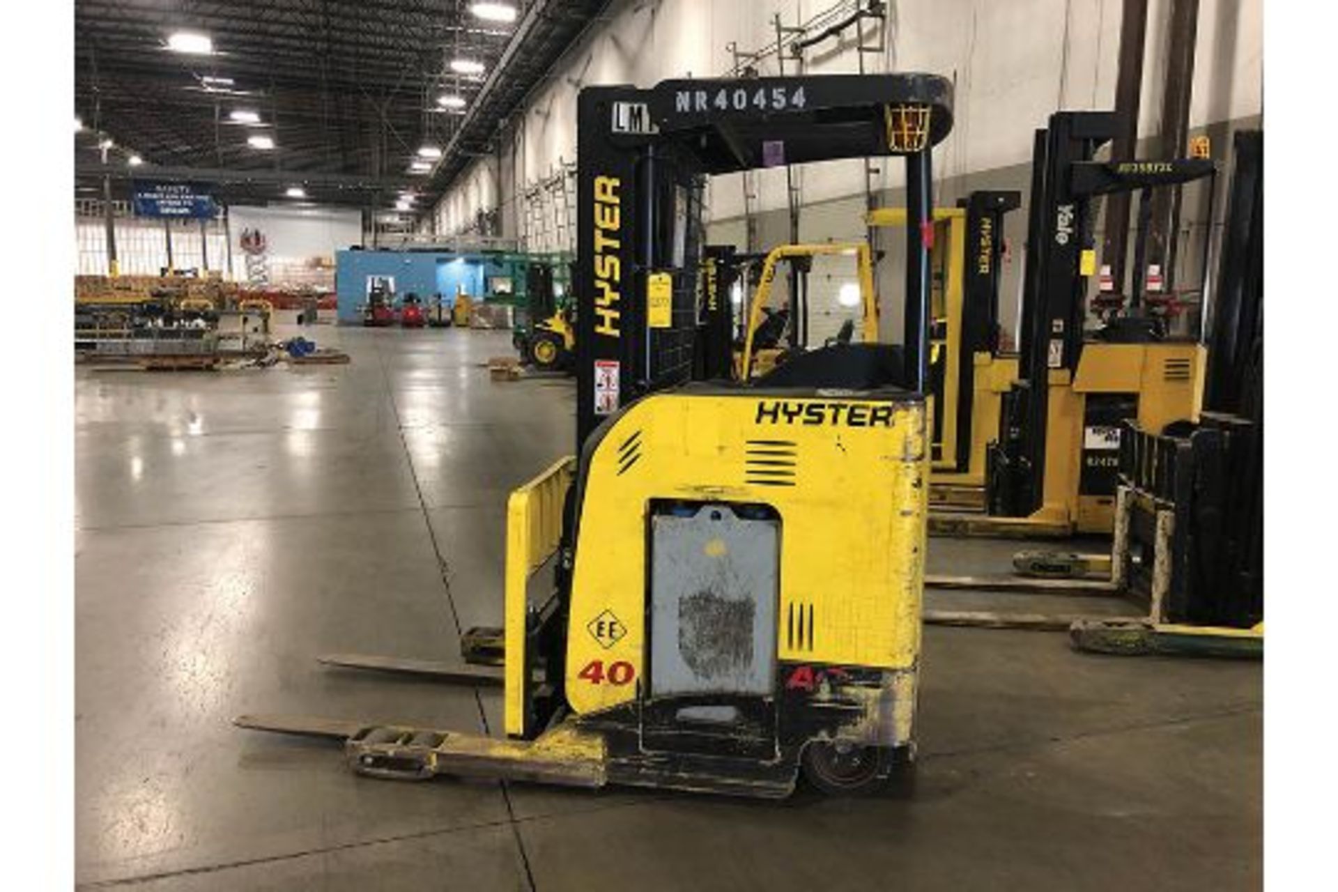 2010 HYSTER 4000 LB REACH TRUCK MODEL N402R-16.5, S/N D4 70-02454H, THREE STAGE MAST, 191'' LIFT