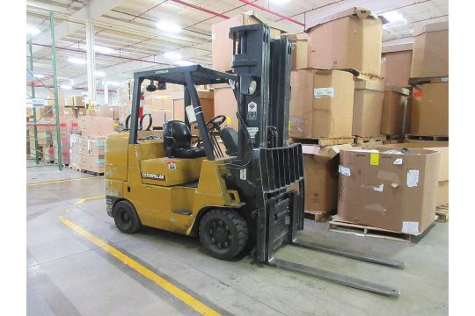 CATERPILLAR 10,000-LB. CAP. LPG FORKLIFT, MODEL: GC45K-SWB, S/N AT8702702, 3-STAGE MAST, 3,335 HOURS