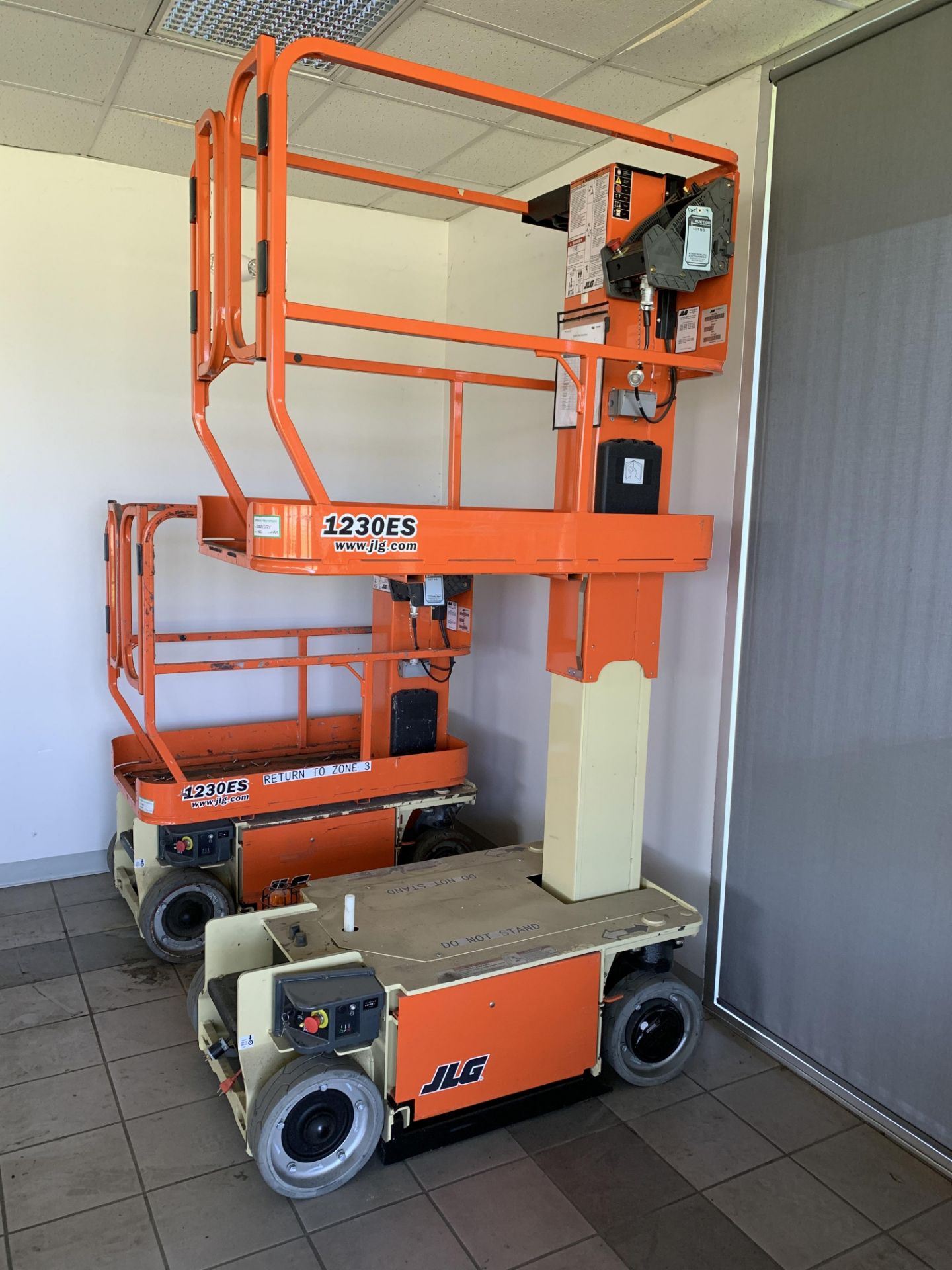 2015 JLG 12' ELECTRIC SCISSOR LIFT, MODEL: 1230ES, S/N: 0200240893, 500-LB. CAPACITY, 12' PLATFORM X - Image 2 of 7