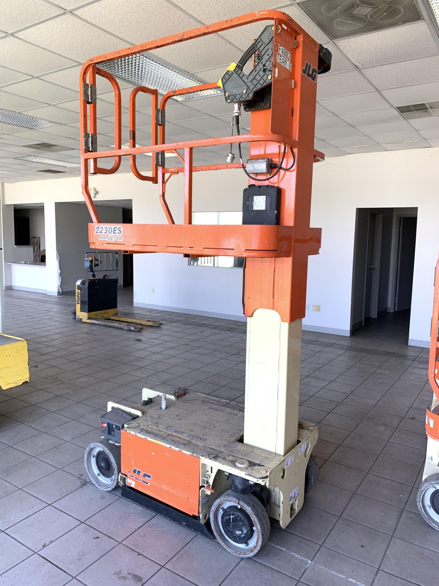 2015 JLG 12' ELECTRIC SCISSOR LIFT, MODEL: 1230ES, S/N: 0200240893, 500-LB. CAPACITY, 12' PLATFORM X - Image 5 of 7