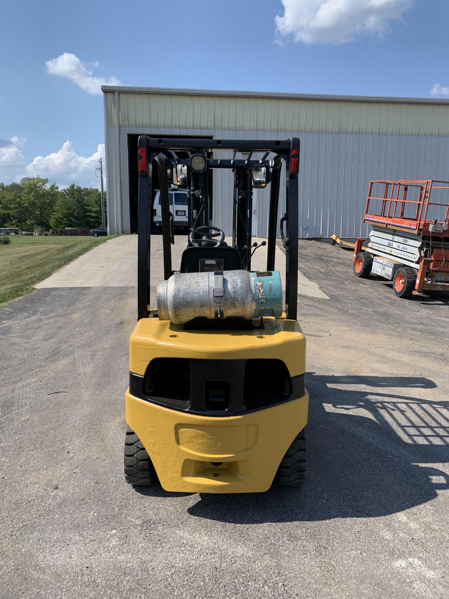 2013 YALE 5,000-LB FORKLIFT, MODEL: GLP050VX, NEW PNEUMATIC TIRES, 4,326 HRS, RUNS BUT ENGINE SMOKES - Image 3 of 8