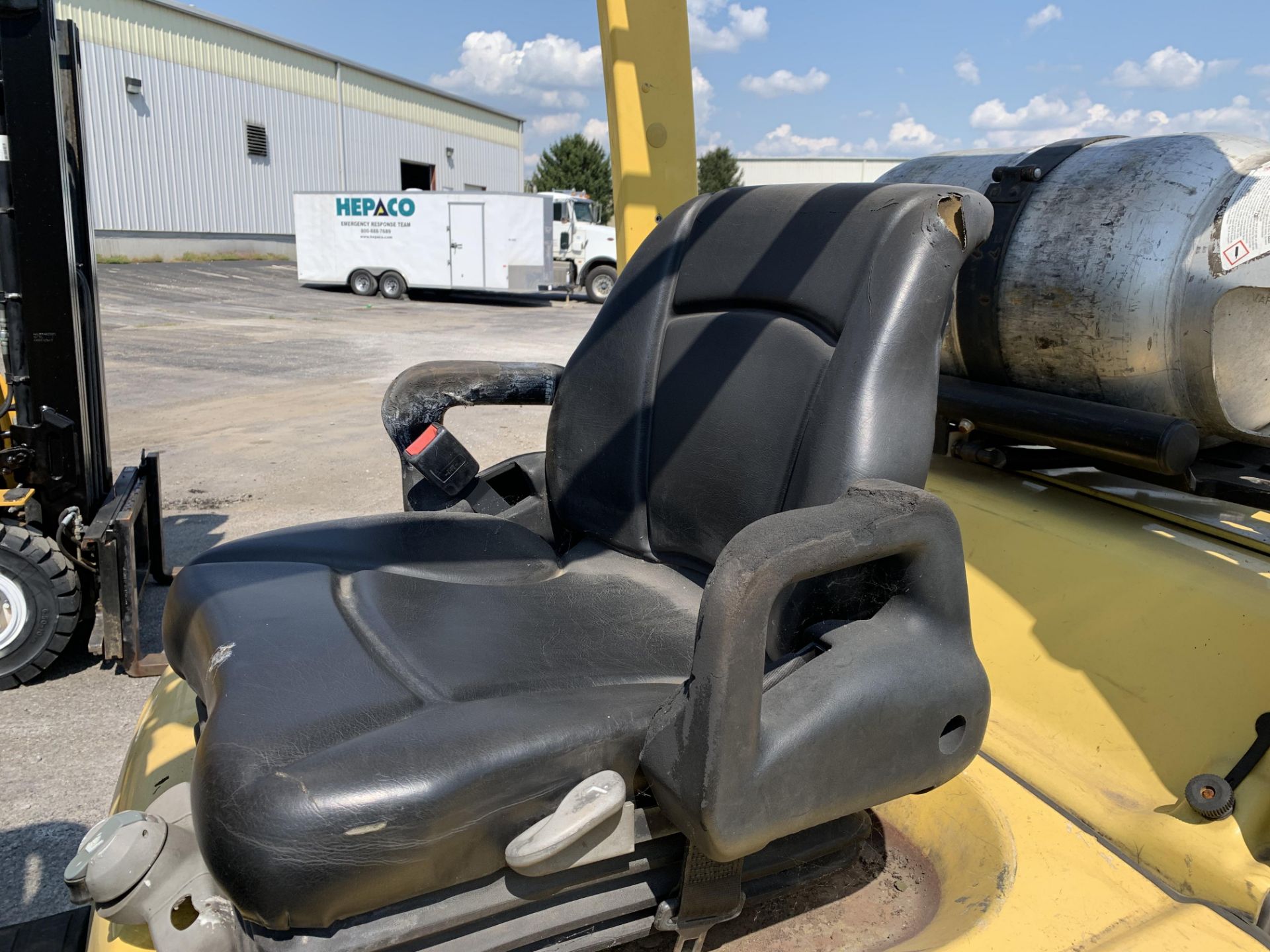 2013 HYSTER 8,000-LB. CAPACITY FORKLIFT, MODEL: S80FT, S/N H004V02243L, LPG, 3-STAGE MAST, 185'' - Image 3 of 6