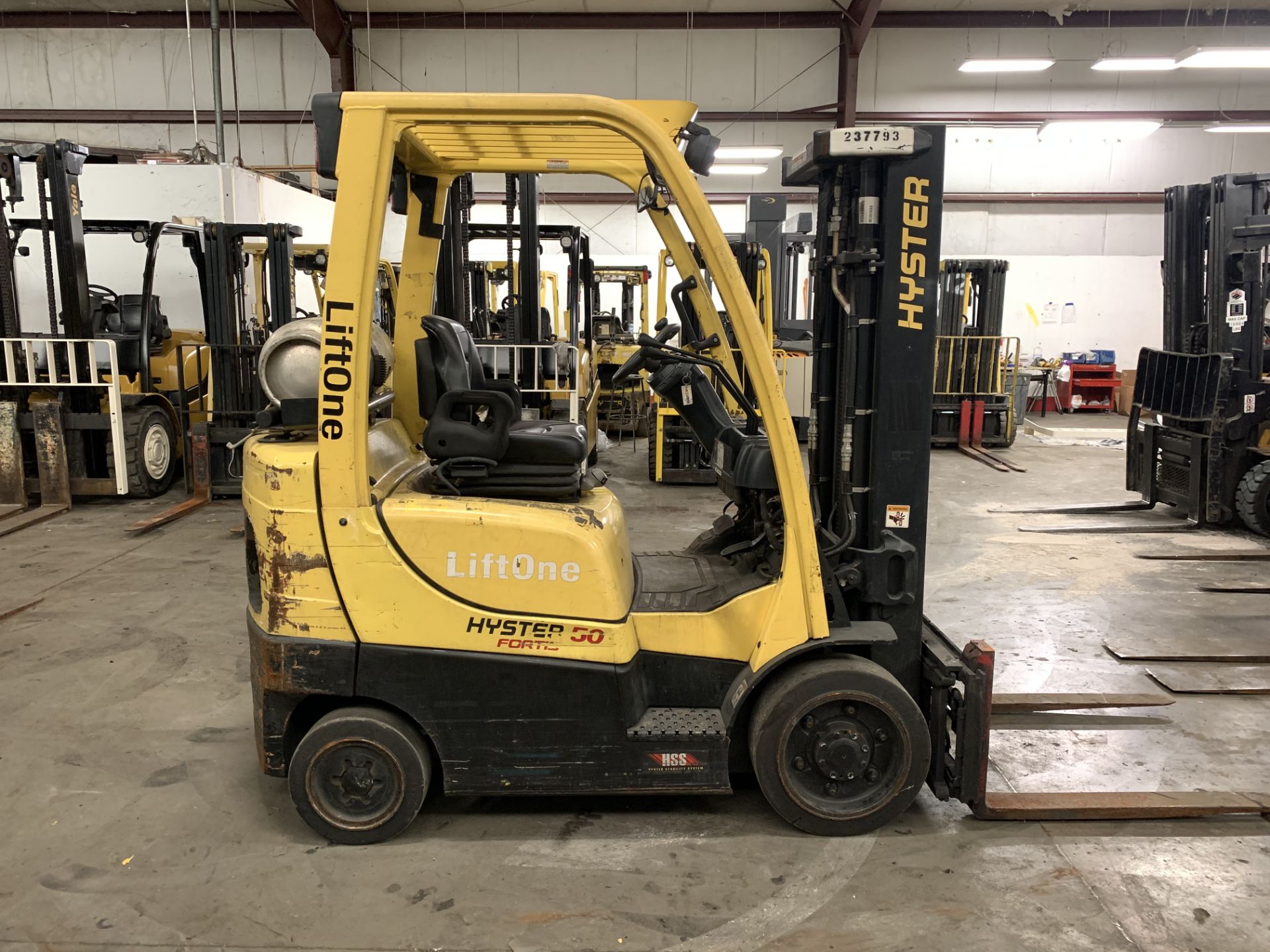 2013 HYSTER 5,000-LB., MODEL: S50FT, S/N: F187V24317L, LPG, LEVER SHIFT TRANSMISSION, SOLID TIRES, - Image 3 of 6
