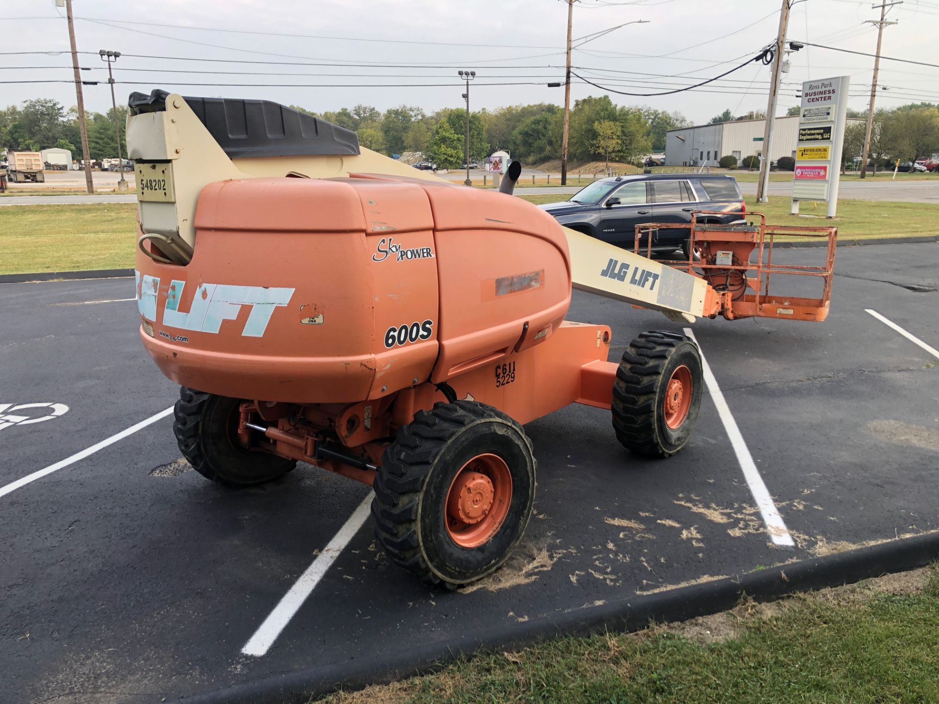 *LATE ADDITION* 2004 JLG BOOM LIFT, MOD: S600S, DUAL/LPG, PNEUMATIC TIRES, 7,227 HRS, OPERATIONAL - Image 2 of 14