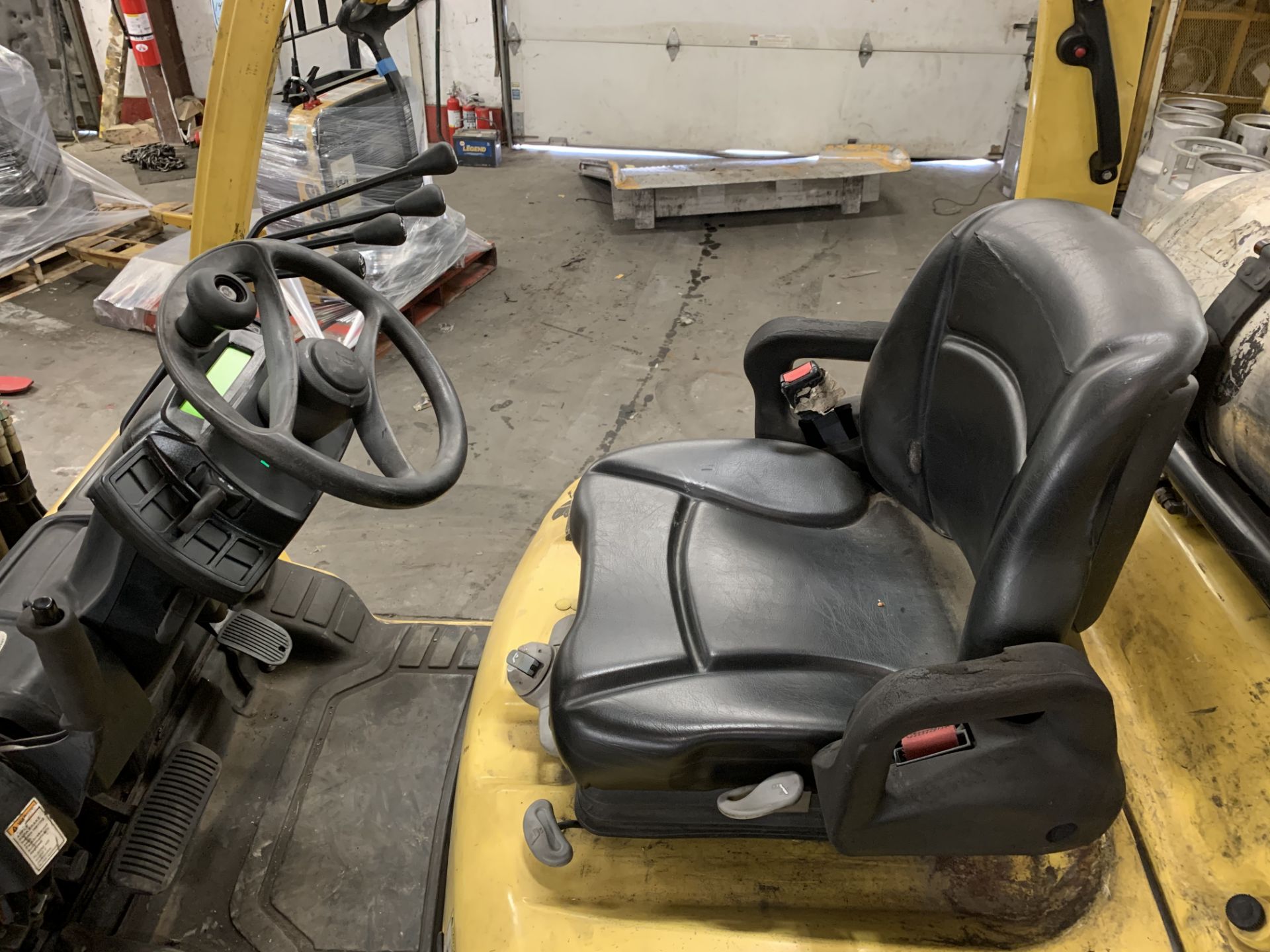 2013 HYSTER 5,000-LB., MODEL: S50FT, S/N: F187V24317L, LPG, LEVER SHIFT TRANSMISSION, SOLID TIRES, - Image 5 of 6