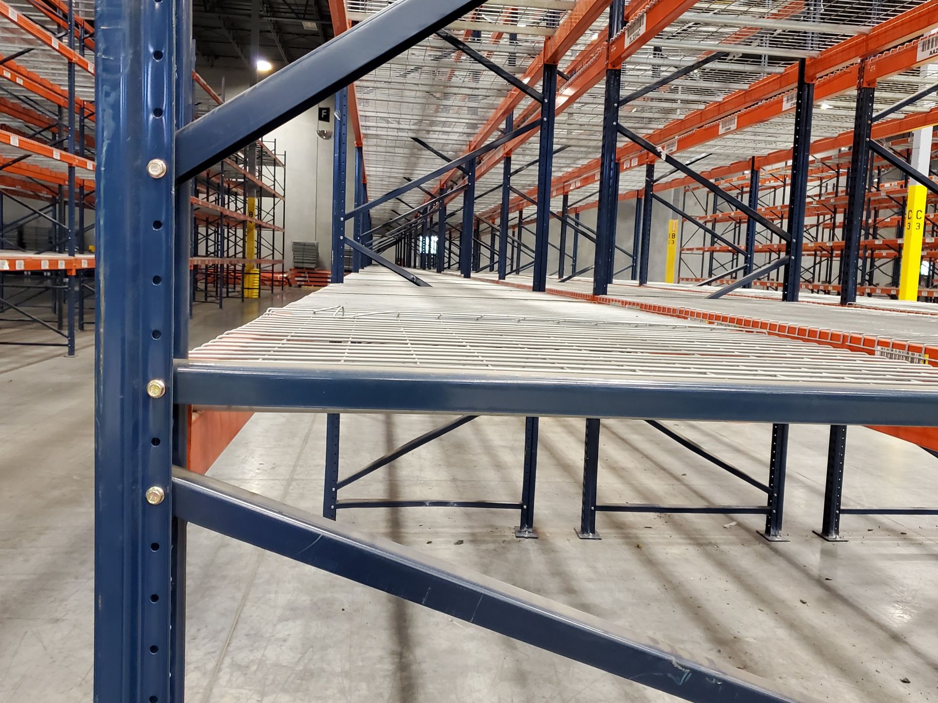 (30) BAYS OF MECULX TEARDROP PALLET RACKING, (33) 21' X 48’‘ UPRIGHTS, (240) 13' X 4-3/4-6.5" BEAMS - Image 4 of 7
