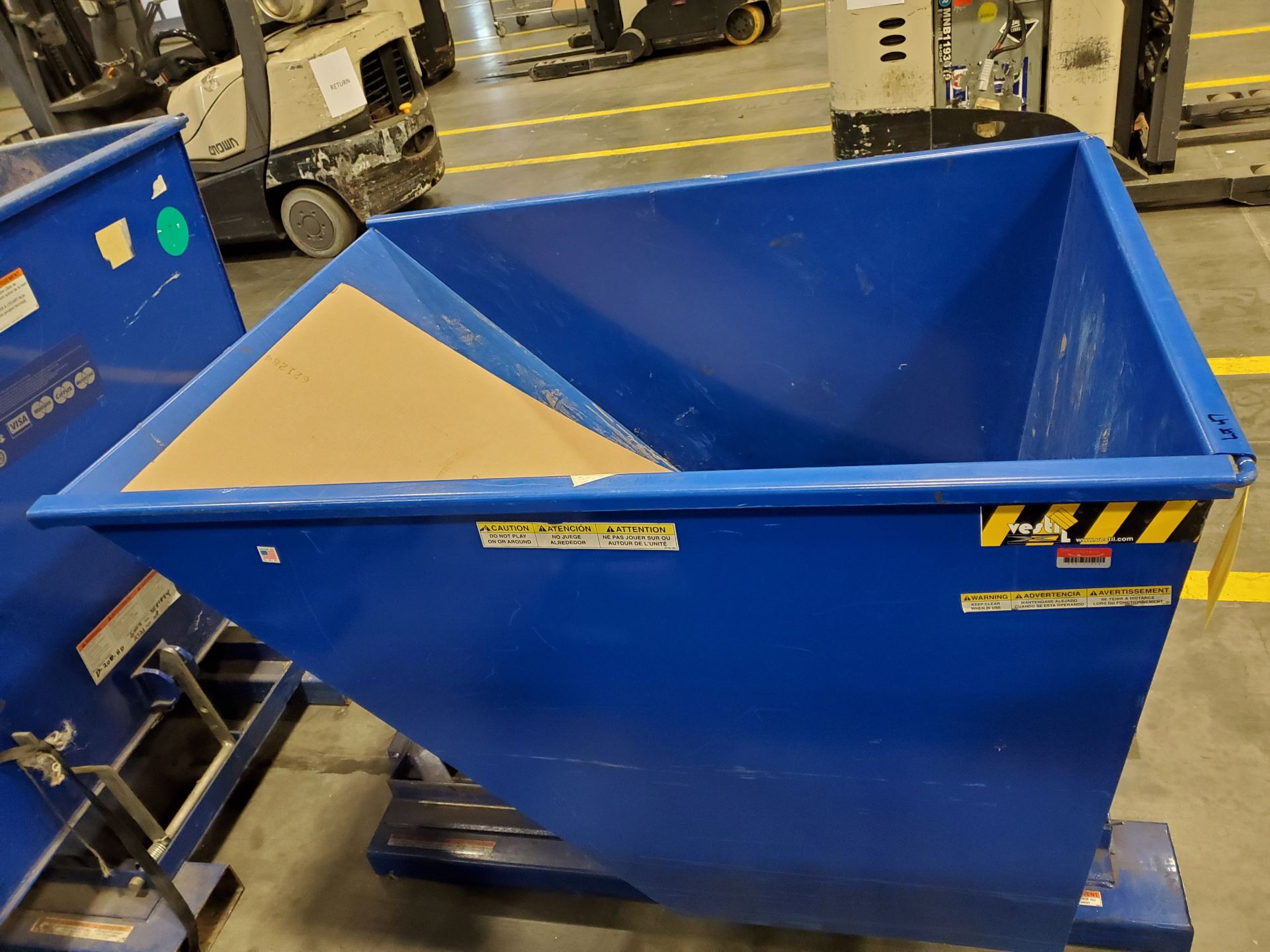 VESTIL 1/2 YARD SELF-DUMPING HOPPER, MODEL D-100-HD, 2,000 LB CAPACITY - Image 2 of 6