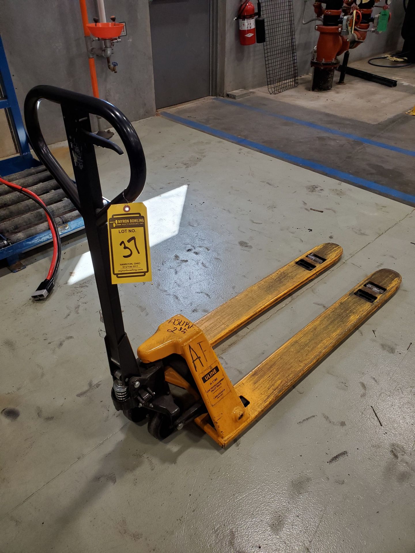 ULINE 3,300 LB. LOW PROFILE/NARROW HYDRAULIC PALLET JACK - Image 4 of 4