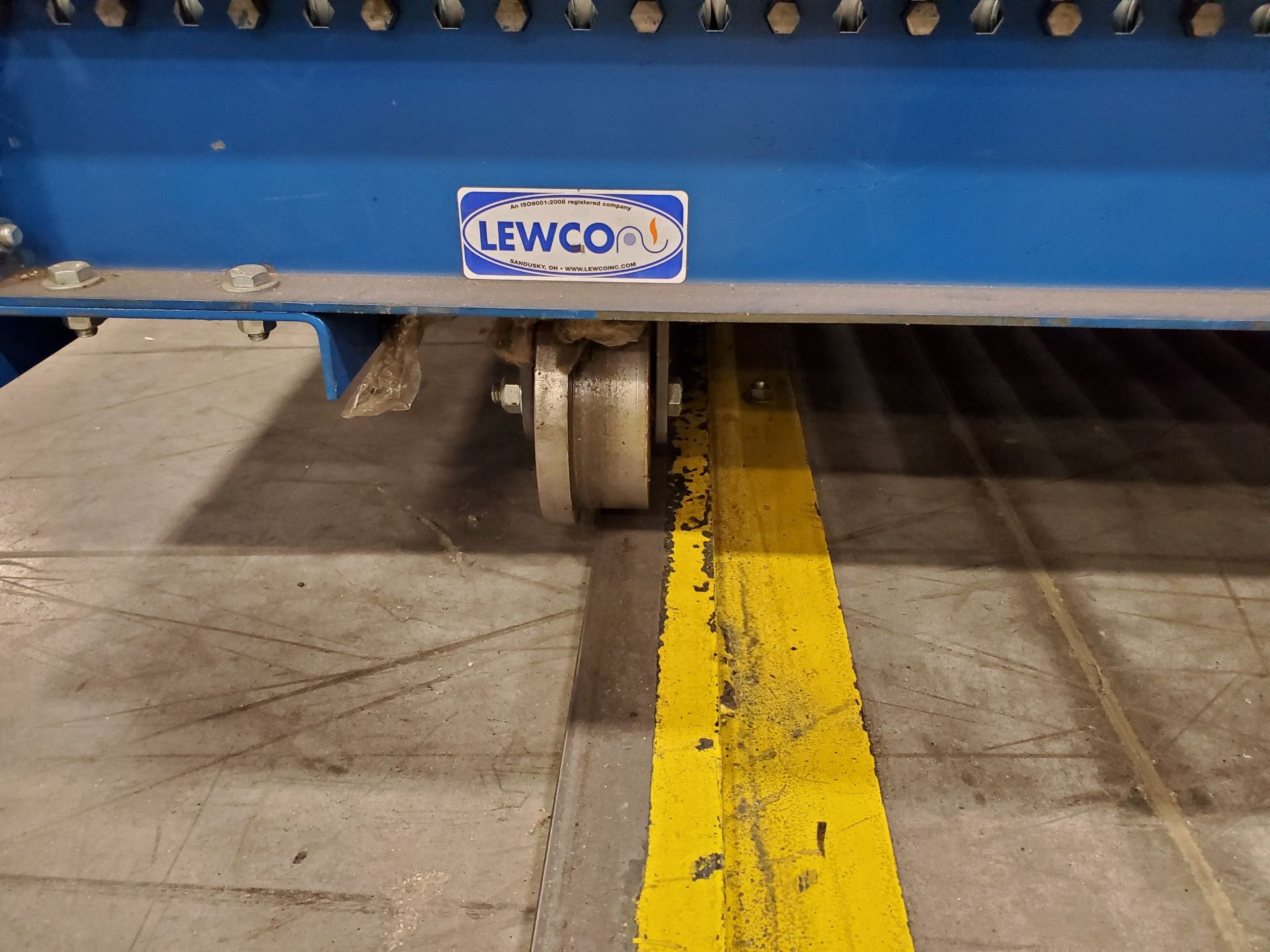 LEWCO ROLLER GRAVITY FEED CONVEYOR RUN - INCLUDING (3) SECTIONS OF 20' X 52’‘ ADJUSTABLE LEG - Image 4 of 12