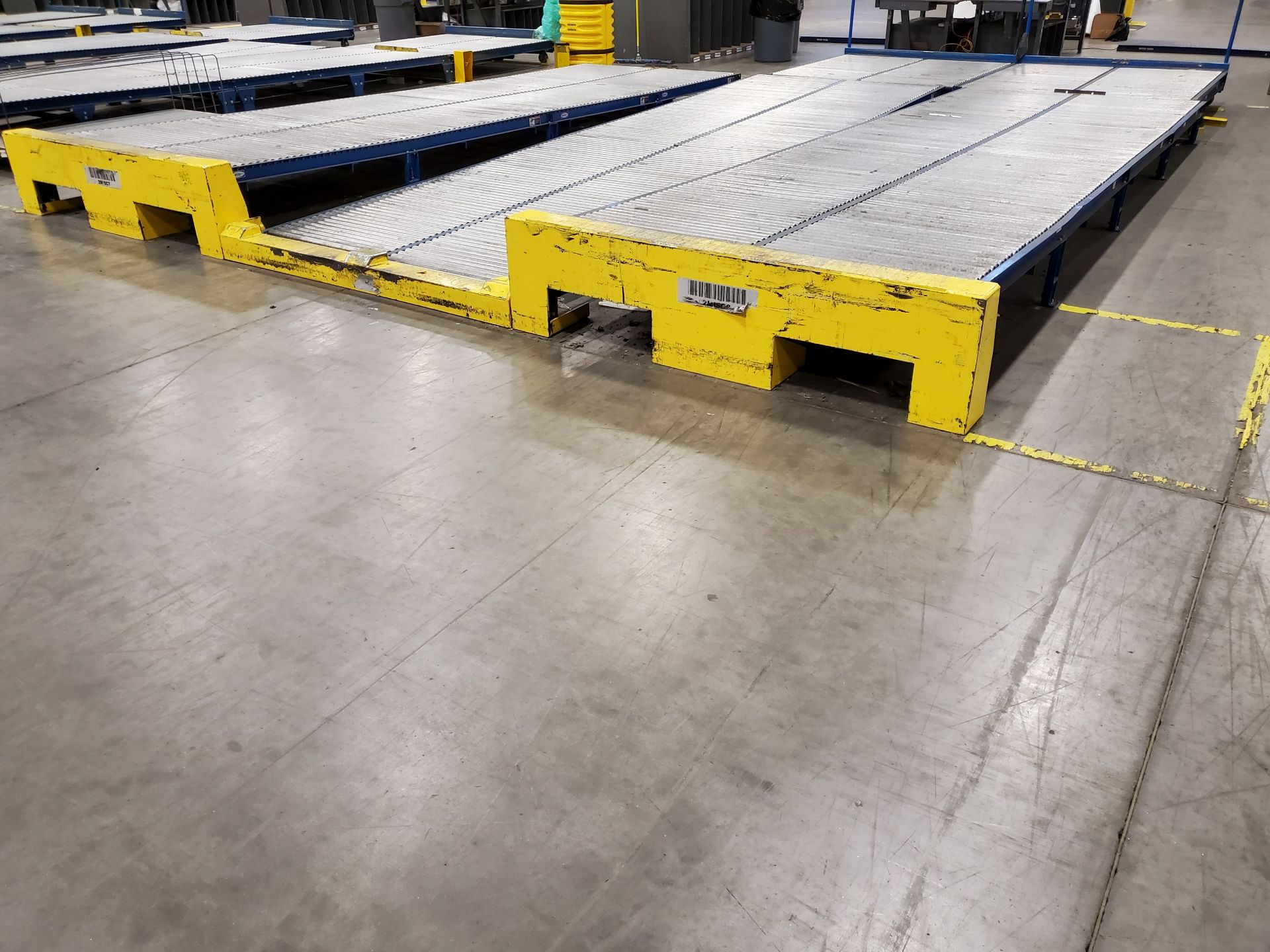 LEWCO ROLLER GRAVITY FEED CONVEYOR RUN - INCLUDING (3) SECTIONS OF 20' X 52’‘ ADJUSTABLE LEG - Image 9 of 12