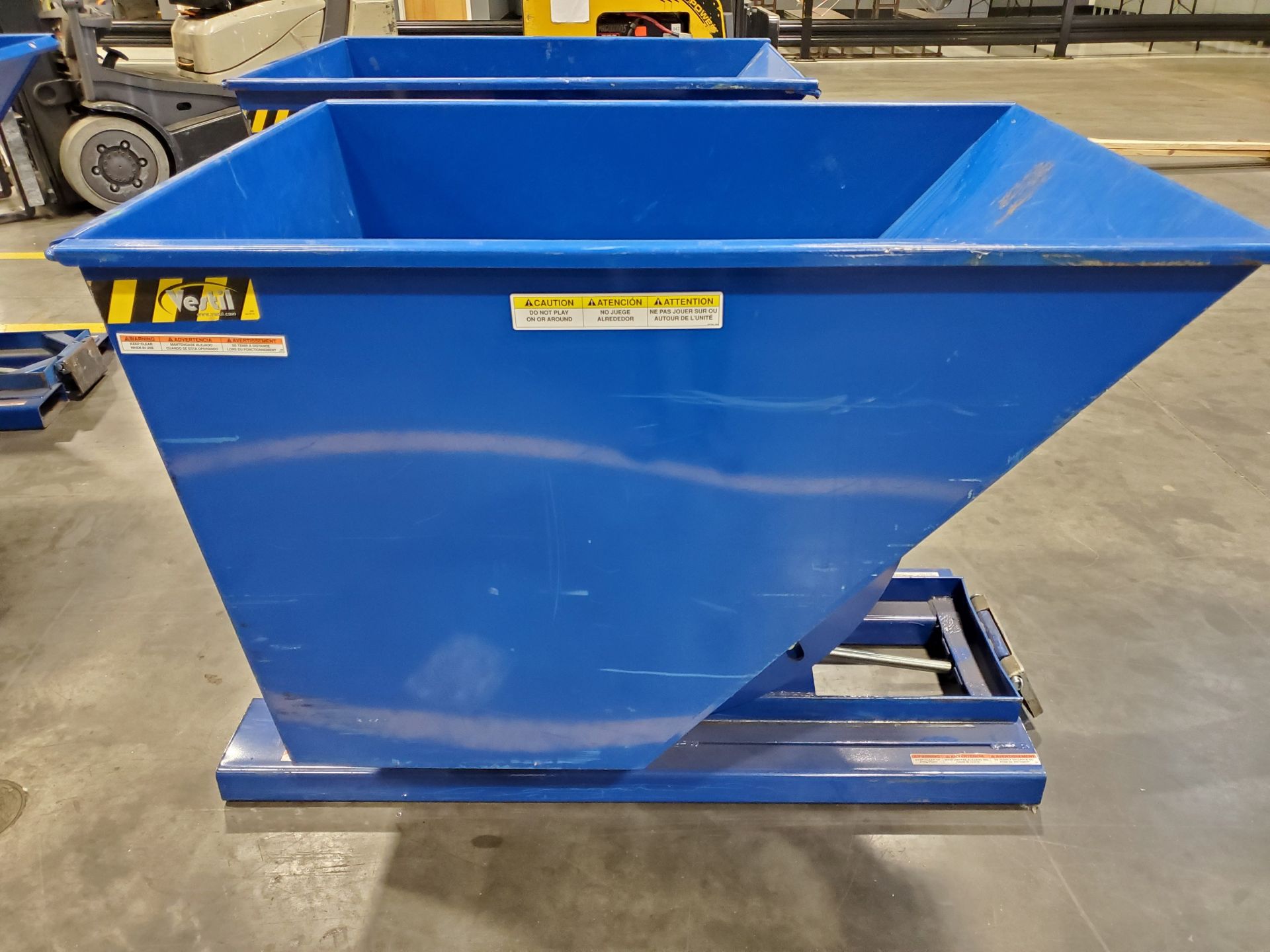 VESTIL 1/2 YARD SELF-DUMPING HOPPER, MODEL D-100-HD, 2,000 LB CAPACITY