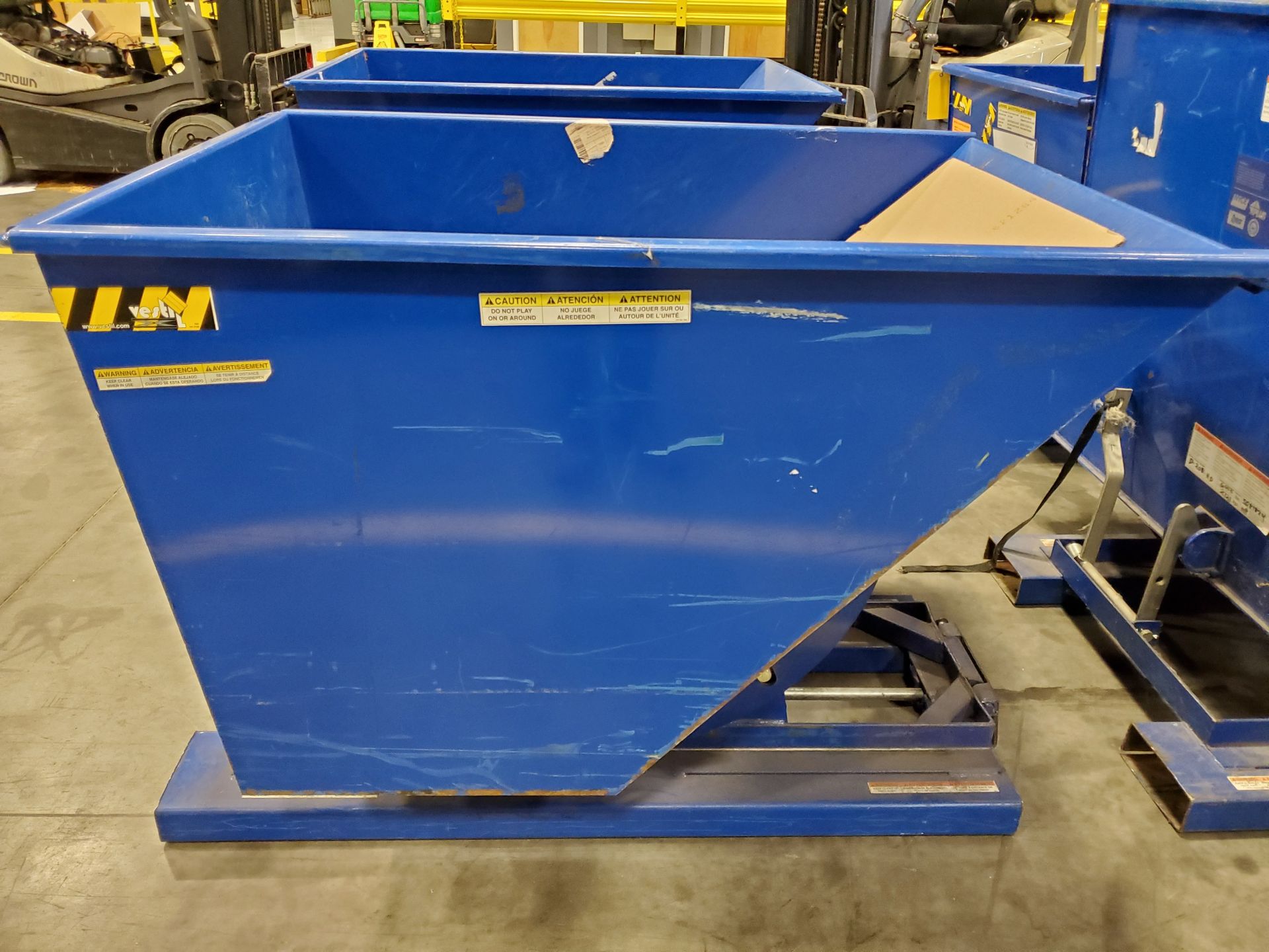 VESTIL 1/2 YARD SELF-DUMPING HOPPER, MODEL D-100-HD, 2,000 LB CAPACITY - Image 6 of 6