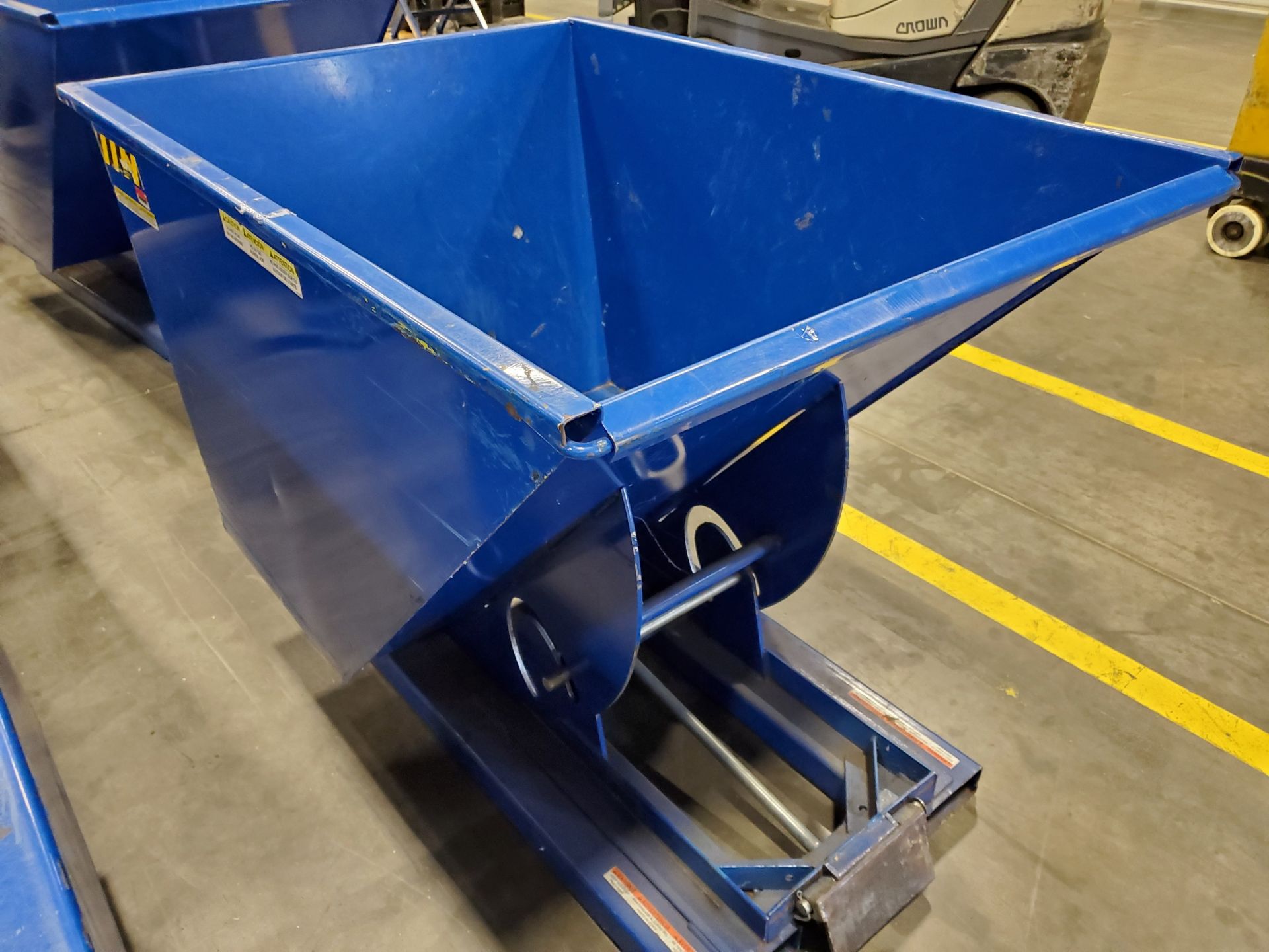 VESTIL 1/2 YARD SELF-DUMPING HOPPER, MODEL D-100-HD, 2,000 LB CAPACITY - Image 5 of 6