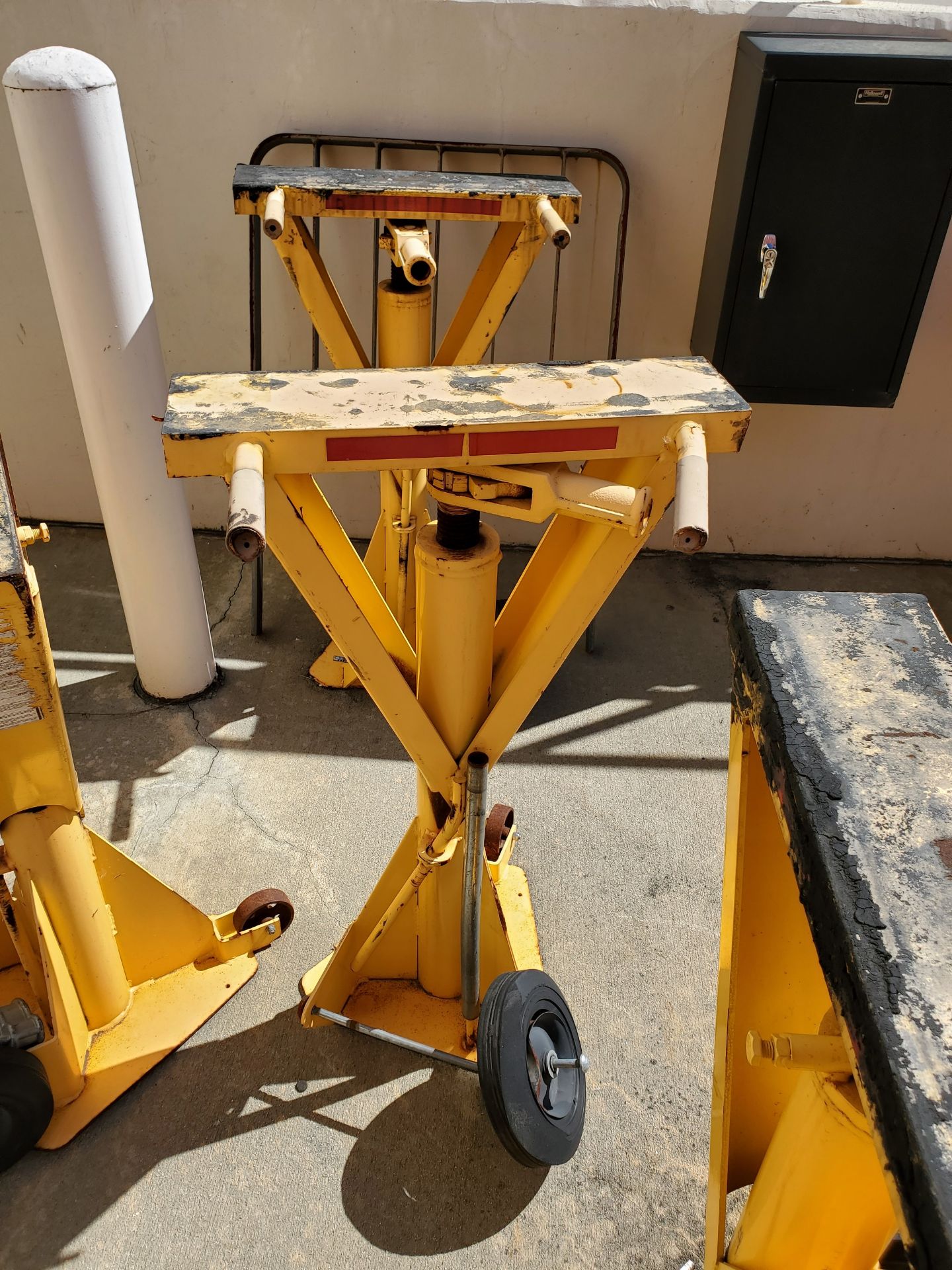 (8) ULINE TRAILER STABILIZING JACK STANDS, 100,000 LB STATIC CAPACITY, 50,000 LB LIFTING CAPACITY - Image 4 of 5