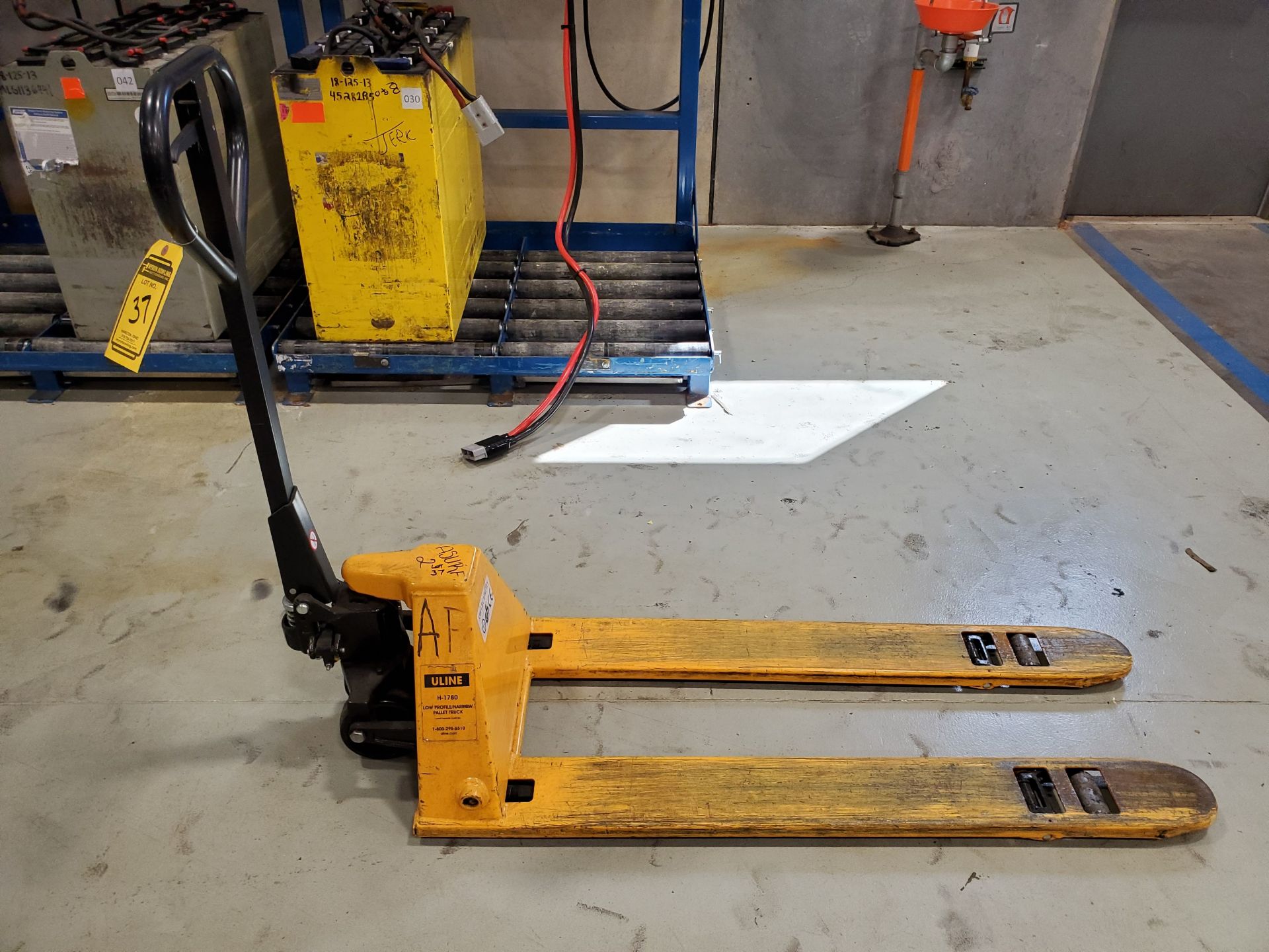 ULINE 3,300 LB. LOW PROFILE/NARROW HYDRAULIC PALLET JACK