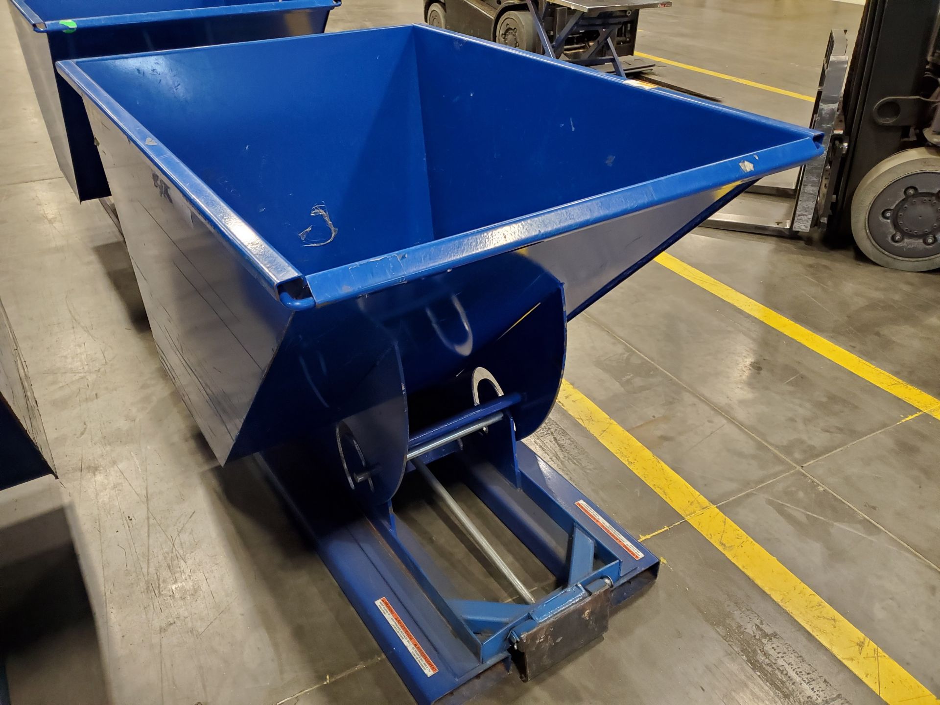 VESTIL 1/2 YARD SELF-DUMPING HOPPER, MODEL D-100-HD, 2,000 LB CAPACITY - Image 4 of 6