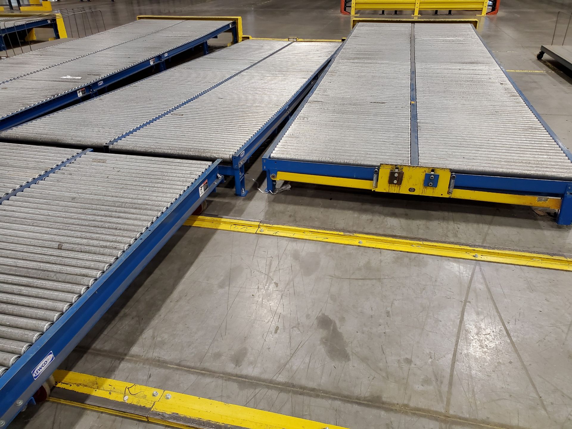 LEWCO ROLLER GRAVITY FEED CONVEYOR RUN - INCLUDING (3) SECTIONS OF 20' X 52’‘ ADJUSTABLE LEG - Image 6 of 12