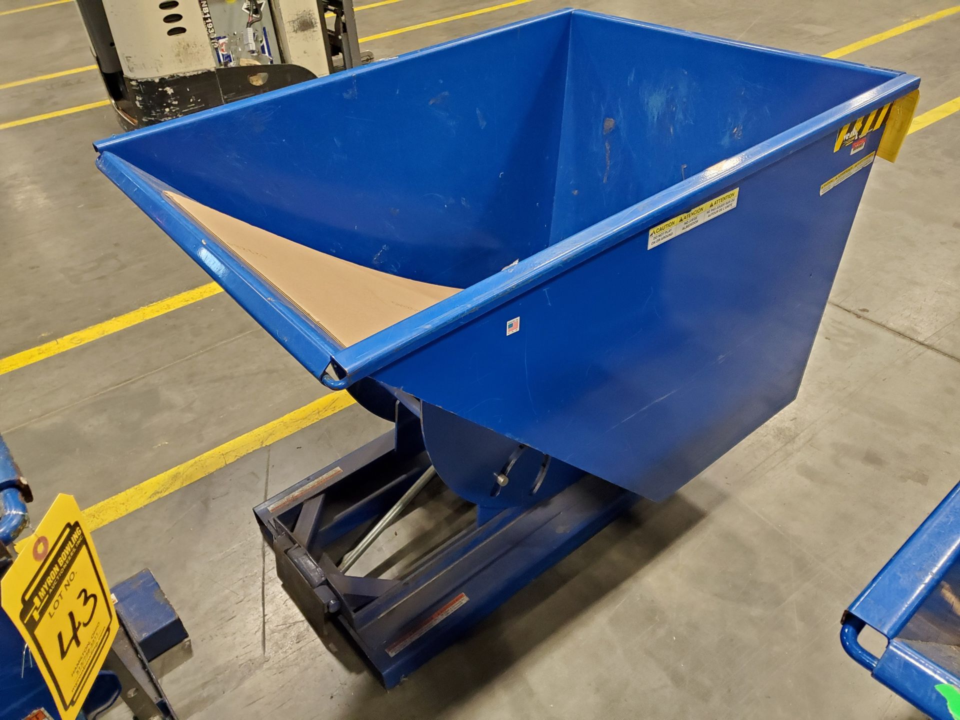 VESTIL 1/2 YARD SELF-DUMPING HOPPER, MODEL D-100-HD, 2,000 LB CAPACITY - Image 4 of 6