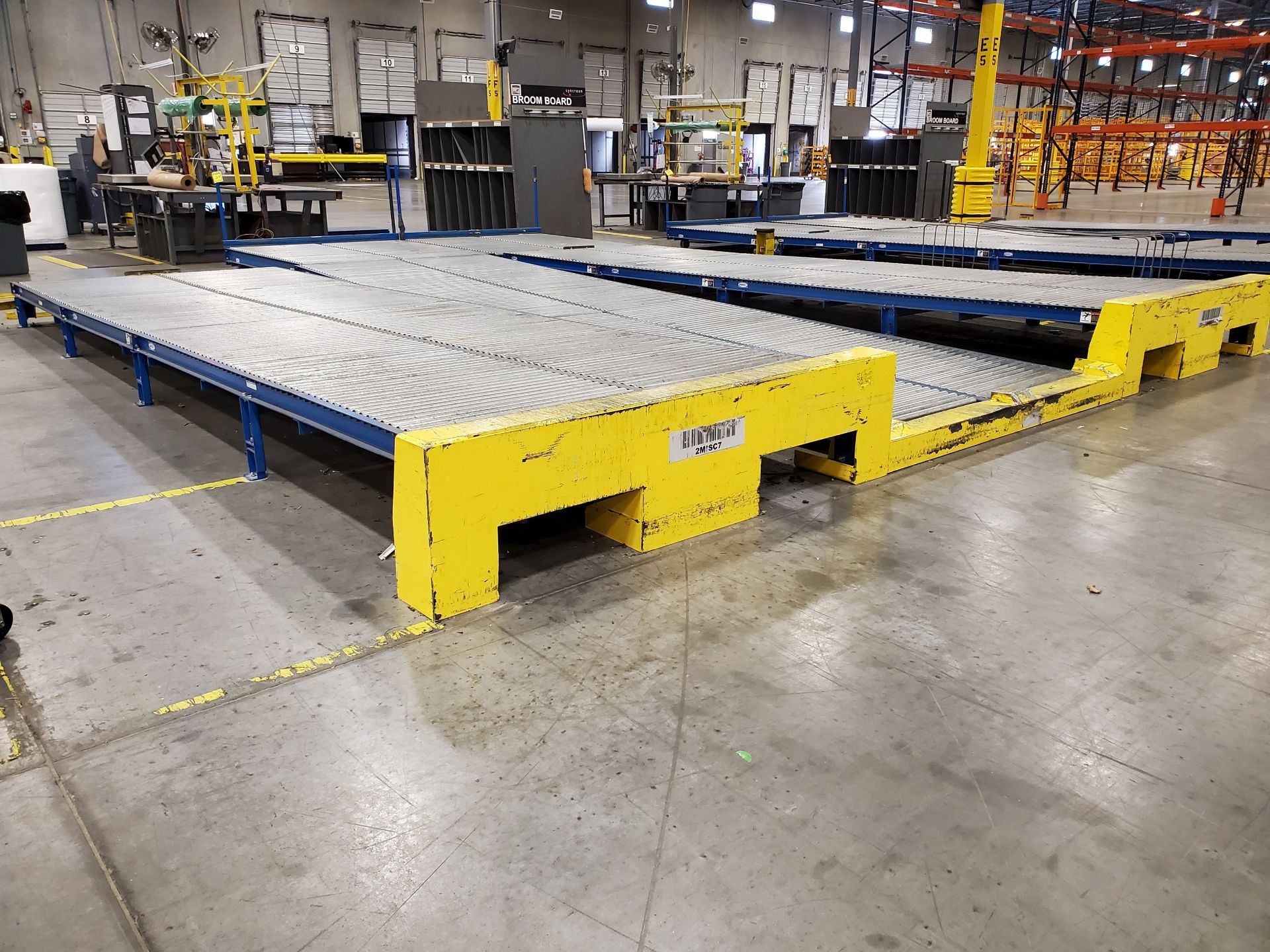 LEWCO ROLLER GRAVITY FEED CONVEYOR RUN - INCLUDING (3) SECTIONS OF 20' X 52’‘ ADJUSTABLE LEG - Image 2 of 12