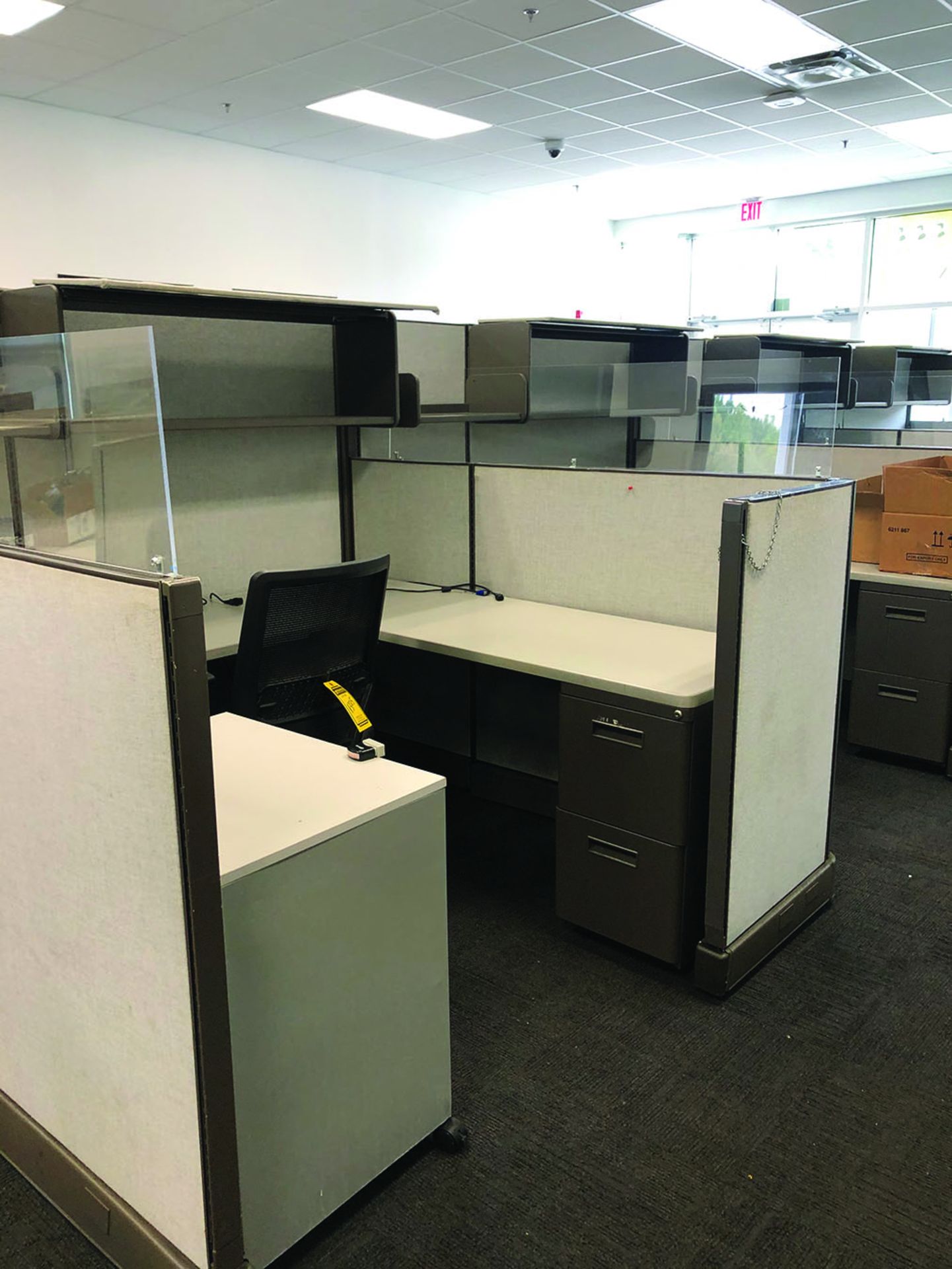 LOT OF CUBICLES AND CHAIRS - Image 2 of 6