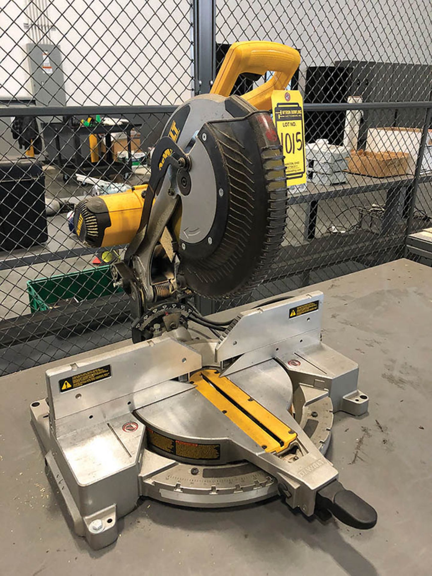 DEWALT 12'' DOUBLE BEVEL COMPOUND MITER SAW, MODEL DW716, S/N 264182, MOUNTED ON STEEL TABLE - Image 4 of 4
