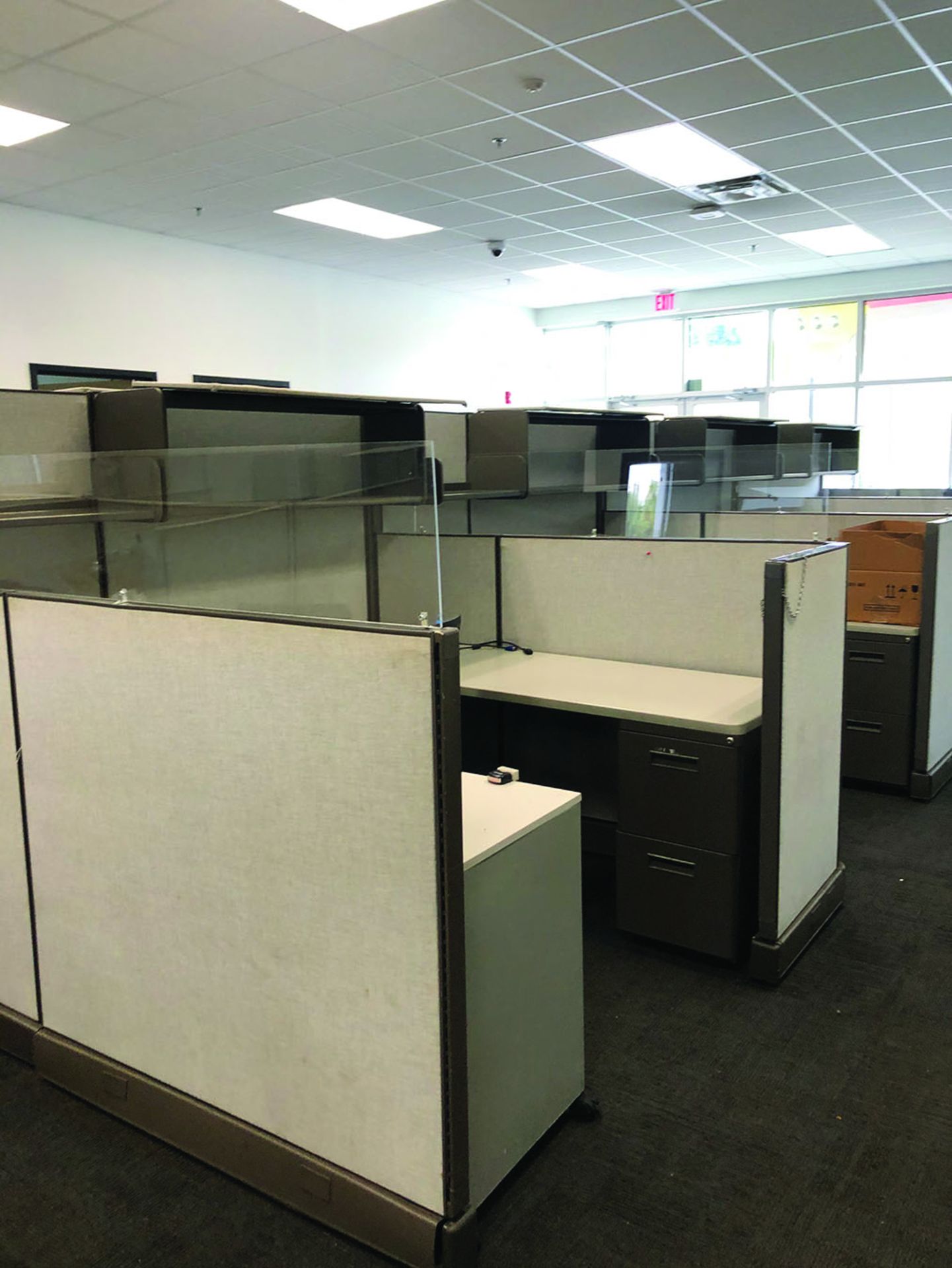 LOT OF CUBICLES AND CHAIRS - Image 4 of 6