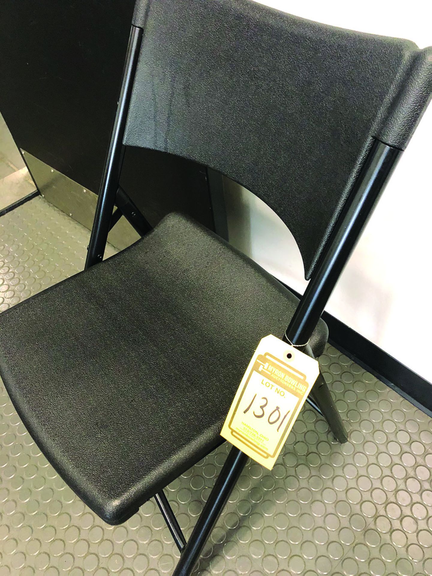 TABLE & CHAIRS IN TRAINING ROOM - Image 2 of 3