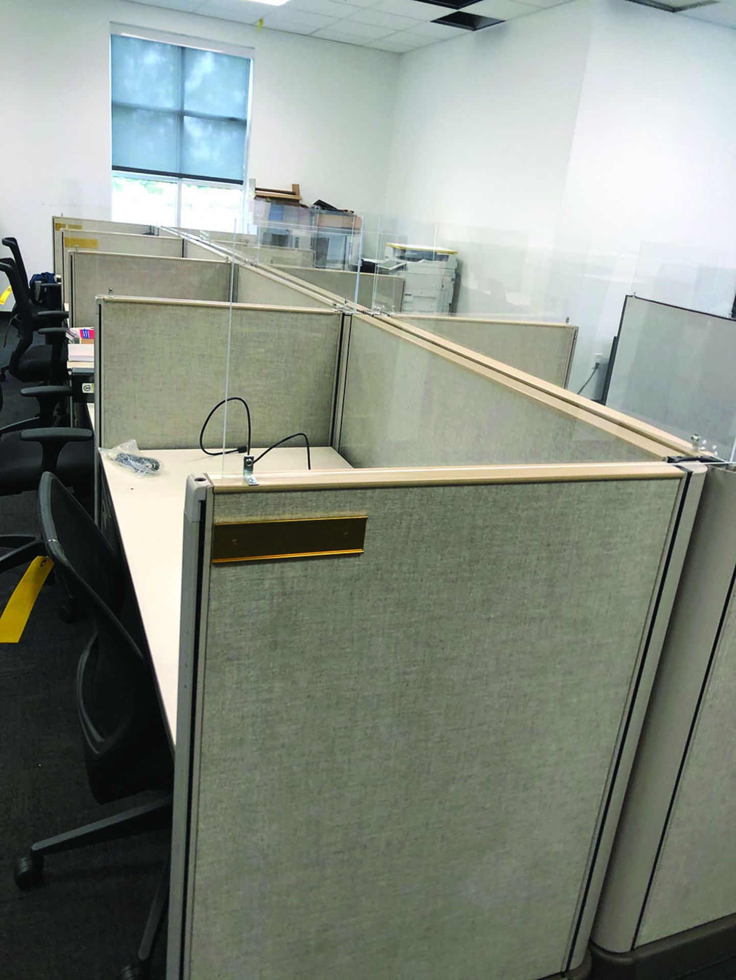LOT OF CUBICLES AND CHAIRS - Image 3 of 6
