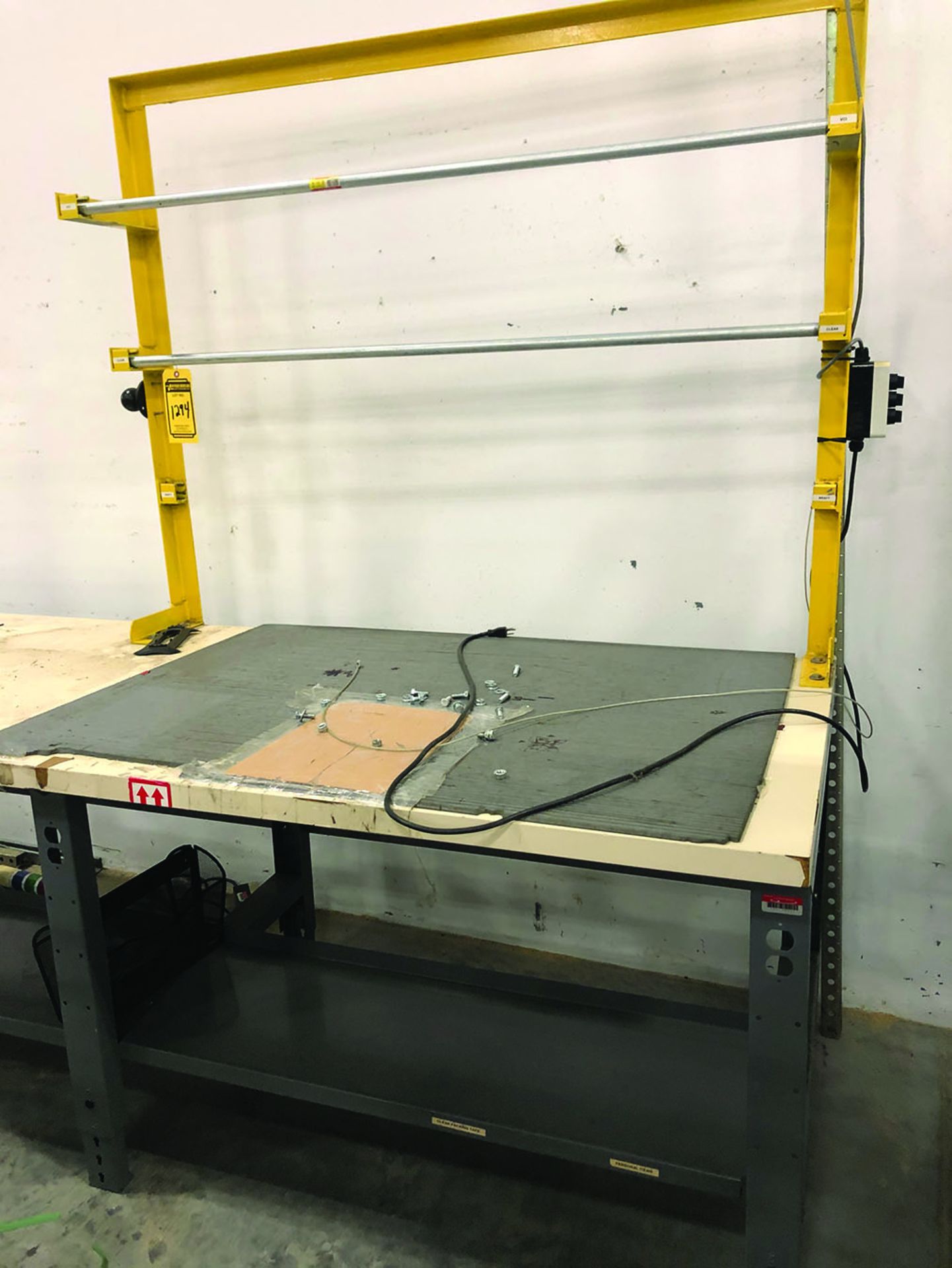 METAL WORK TABLE WITH ELECTRIC