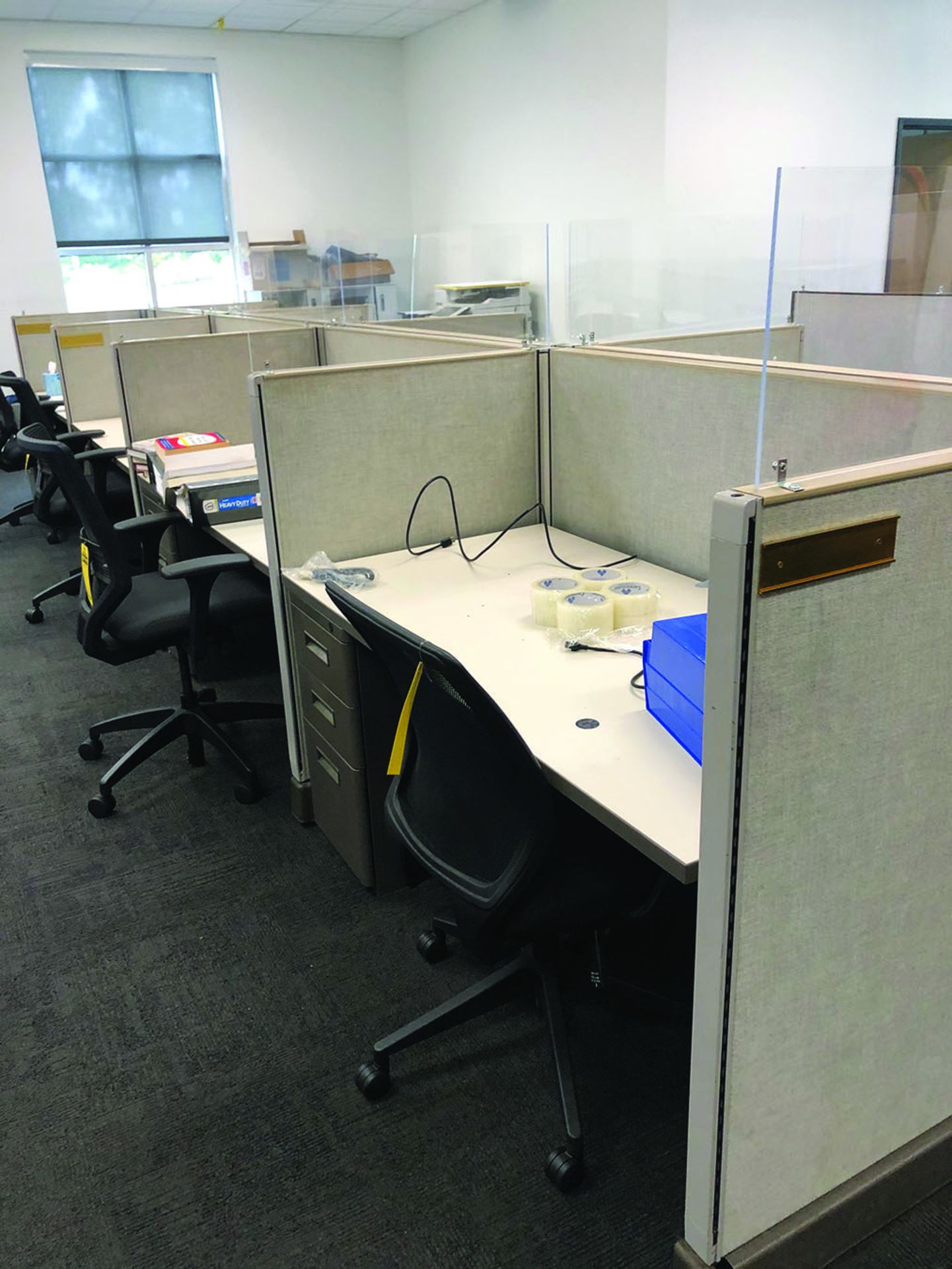 LOT OF CUBICLES AND CHAIRS - Image 5 of 6