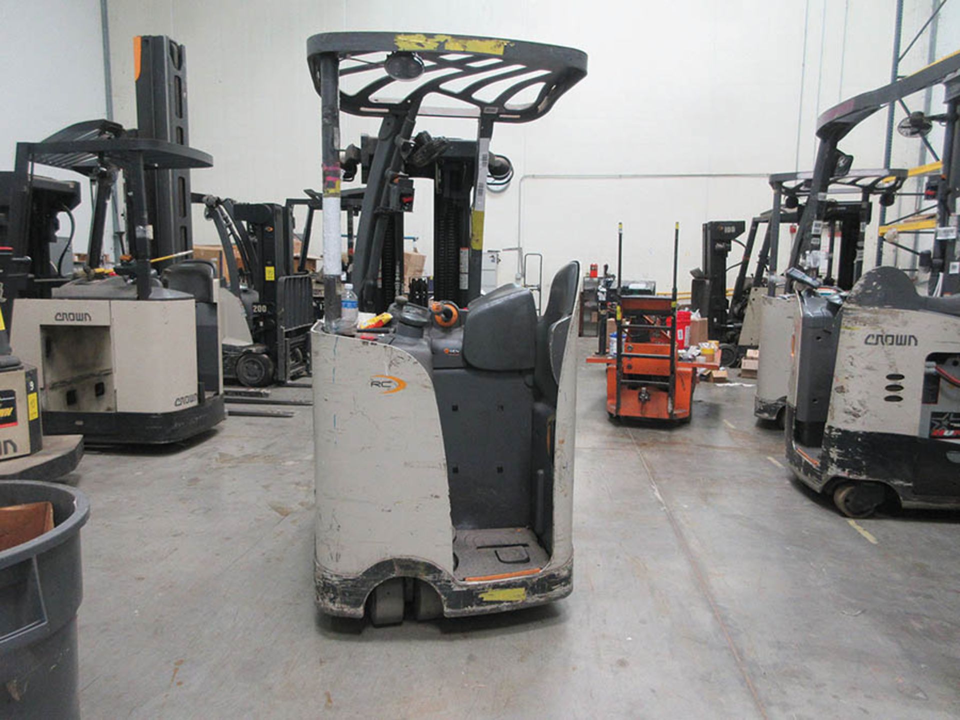 2013 CROWN STAND-UP FORKLIFT, 4,000 LB. CAP., MODEL: RC5540-40, 36V., 270'' MAX. LOAD HEIGHT, 48'' - Image 3 of 6