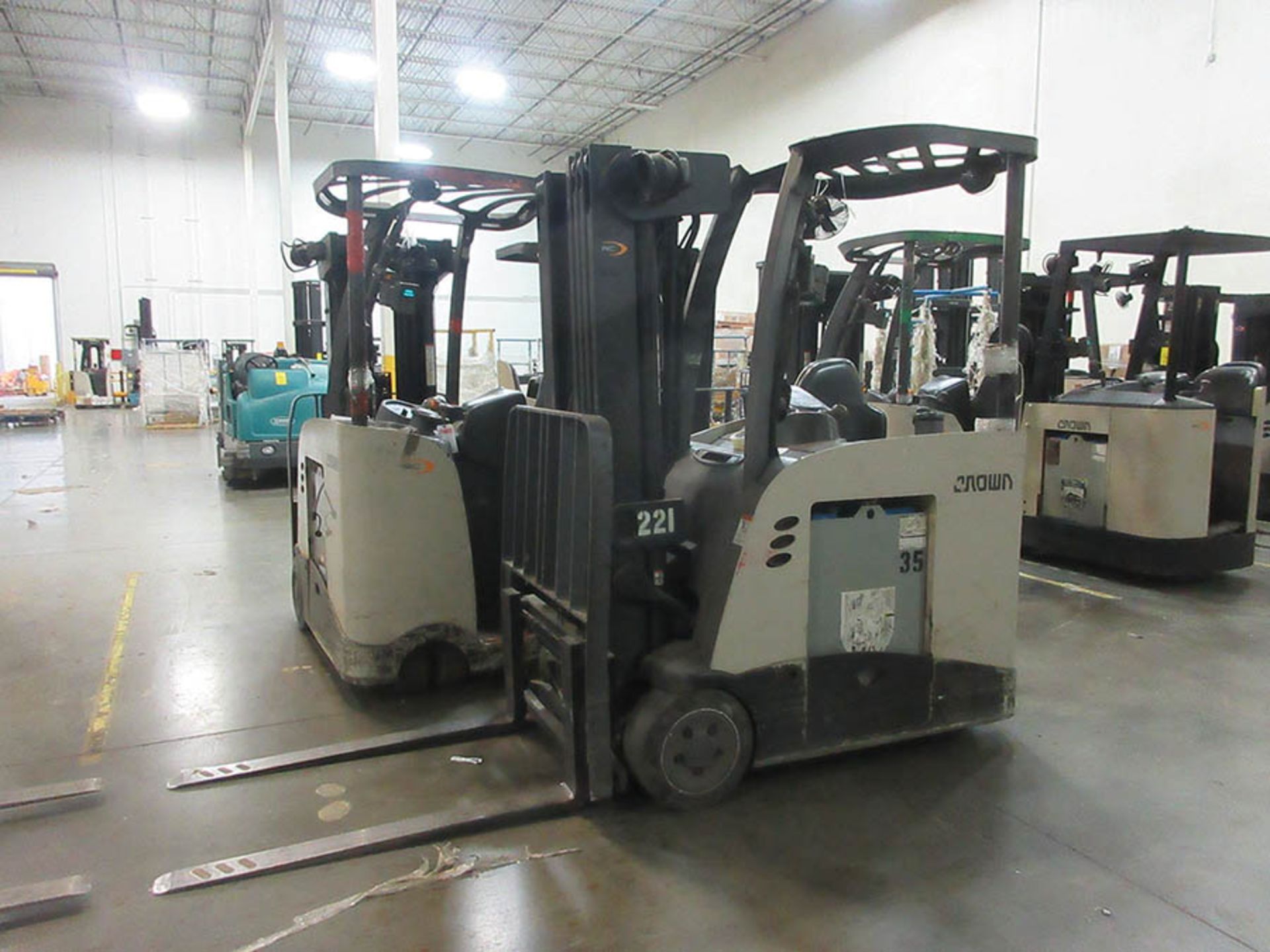 2014 CROWN STAND-UP FORKLIFT, 4,000 LB. CAP., MODEL: RC5540-40, 36V., 270'' MAX. LOAD HEIGHT, 48''