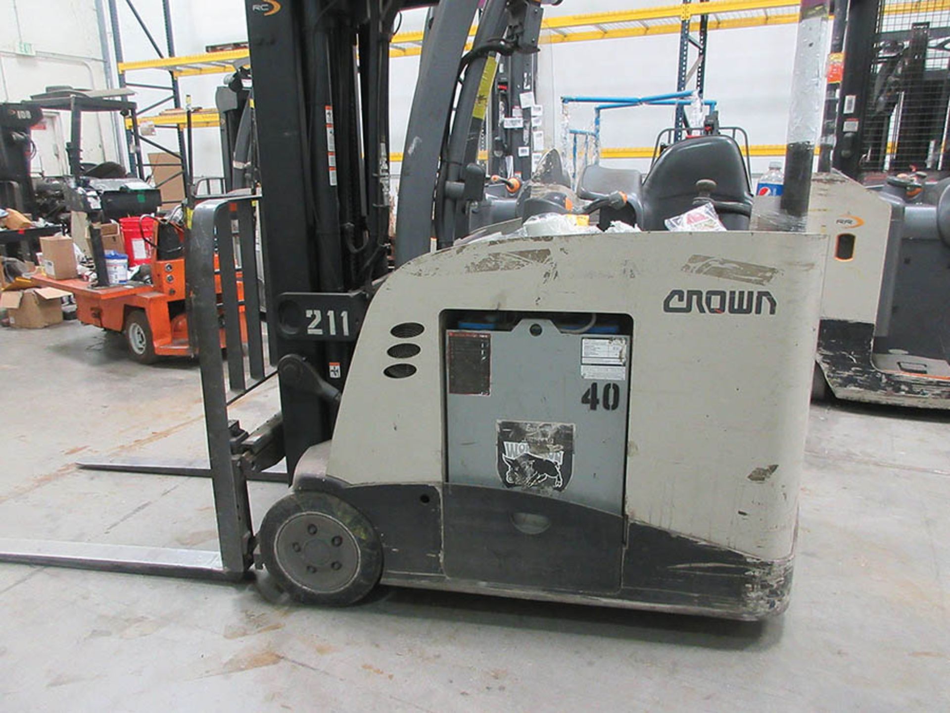 2013 CROWN STAND-UP FORKLIFT, 4,000 LB. CAP., MODEL: RC5540-40, 36V., 270'' MAX. LOAD HEIGHT, 48'' - Image 4 of 6